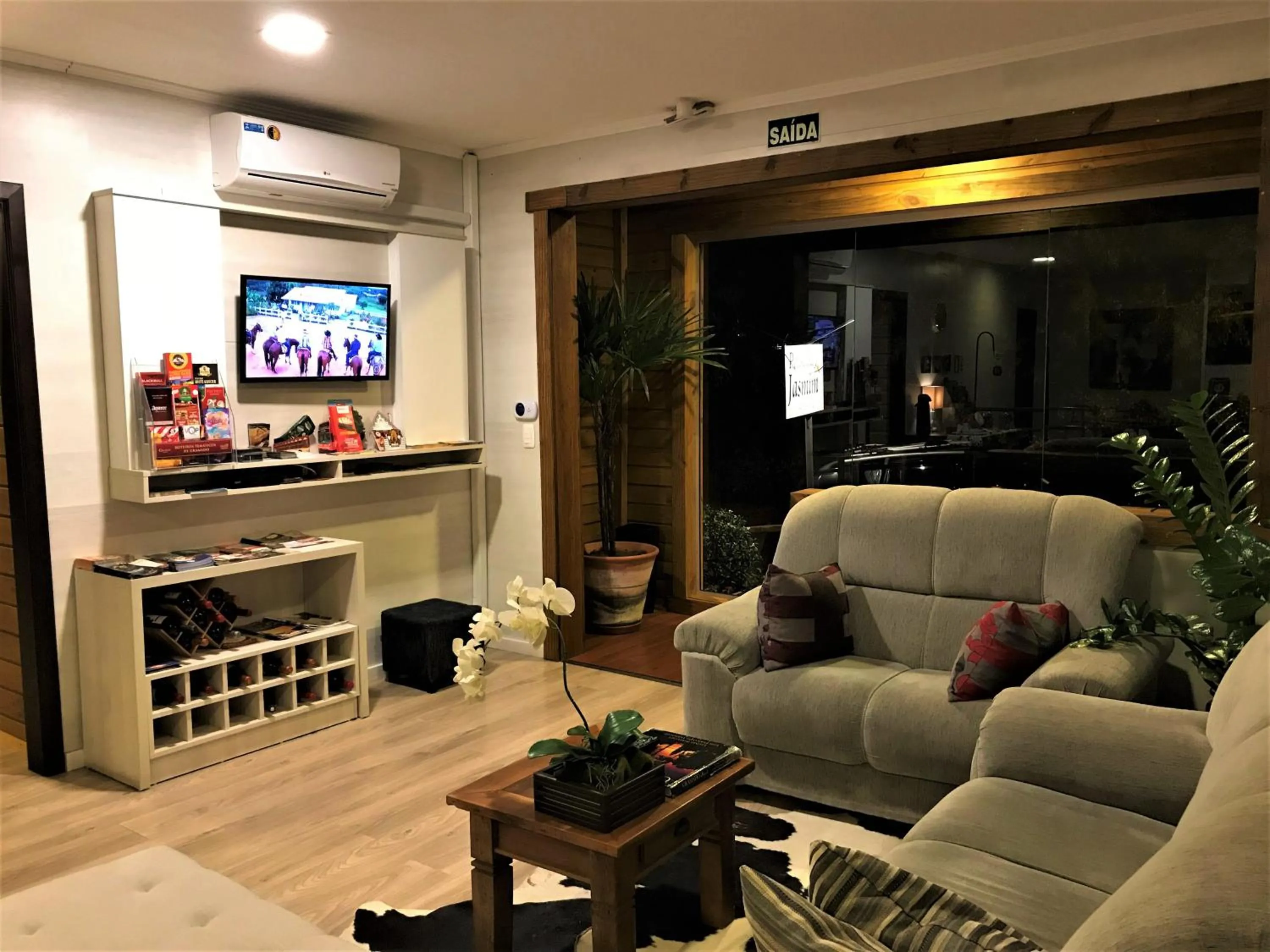 Communal lounge/ TV room in Pousada Jasmim