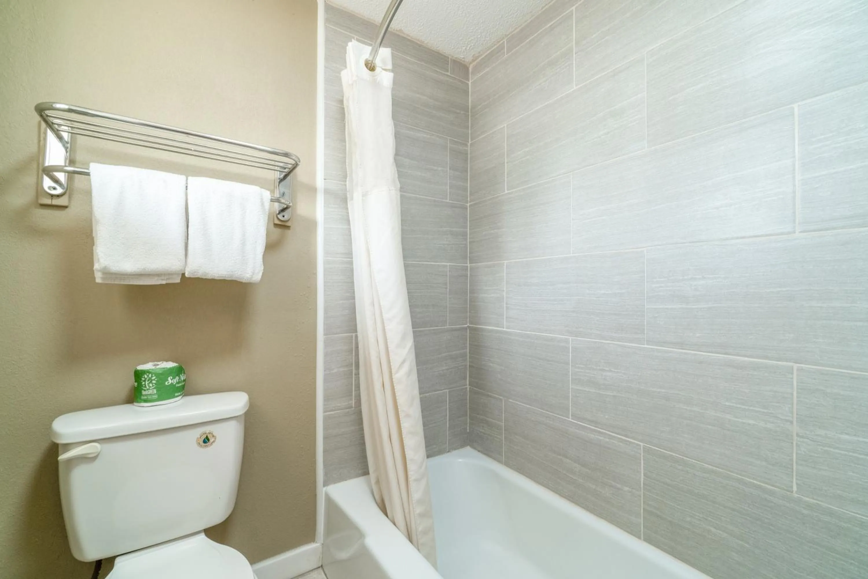 Bathroom in Deluxe Inn & Suites By OYO Miami OK