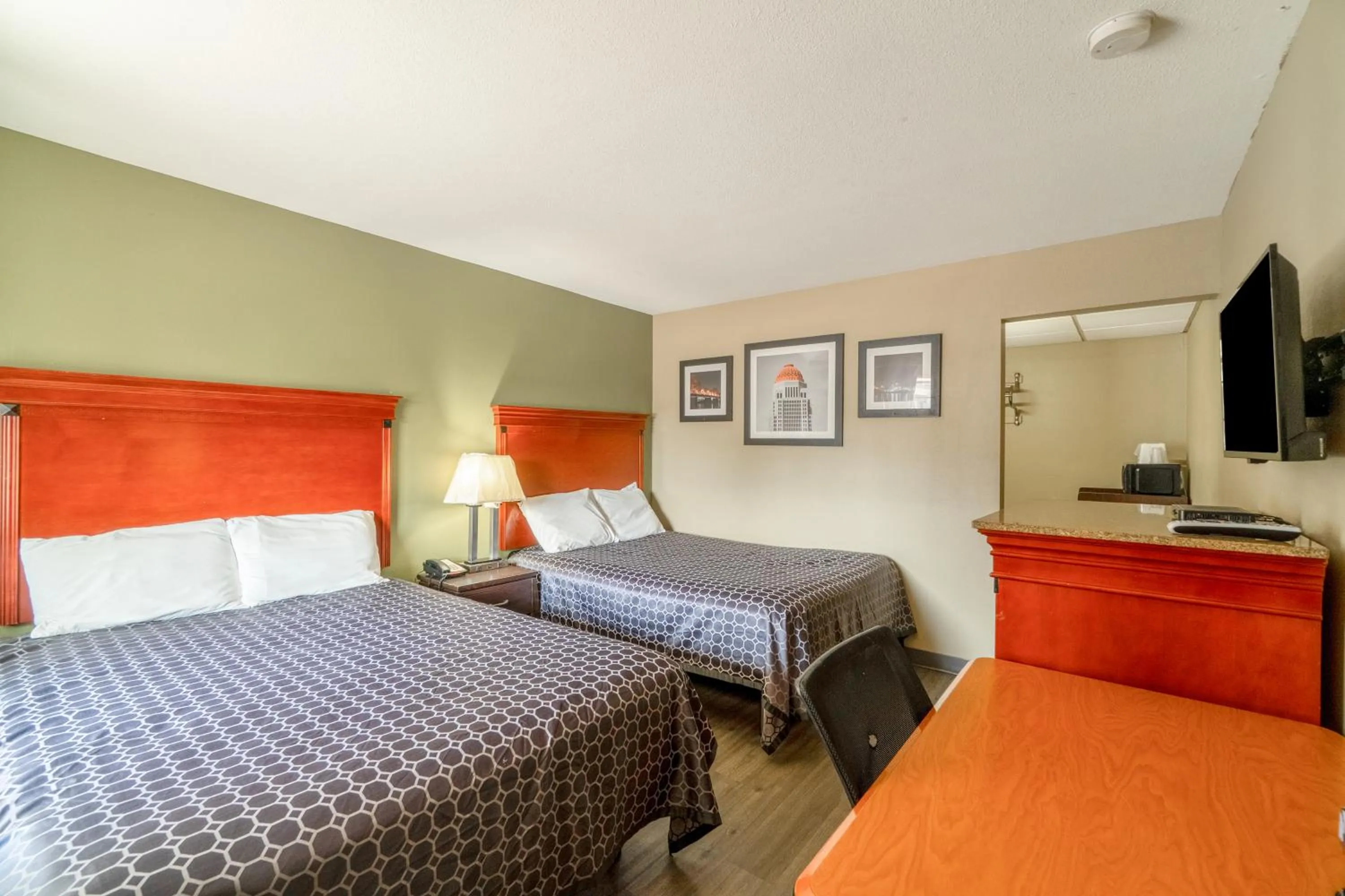 Bedroom, Bed in Deluxe Inn & Suites By OYO Miami OK