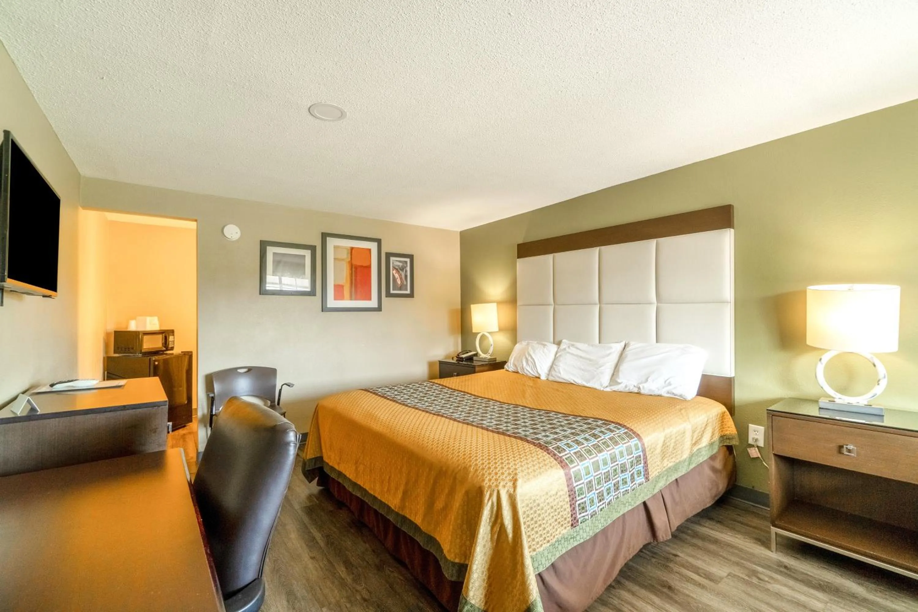Bedroom, Bed in Deluxe Inn & Suites By OYO Miami OK