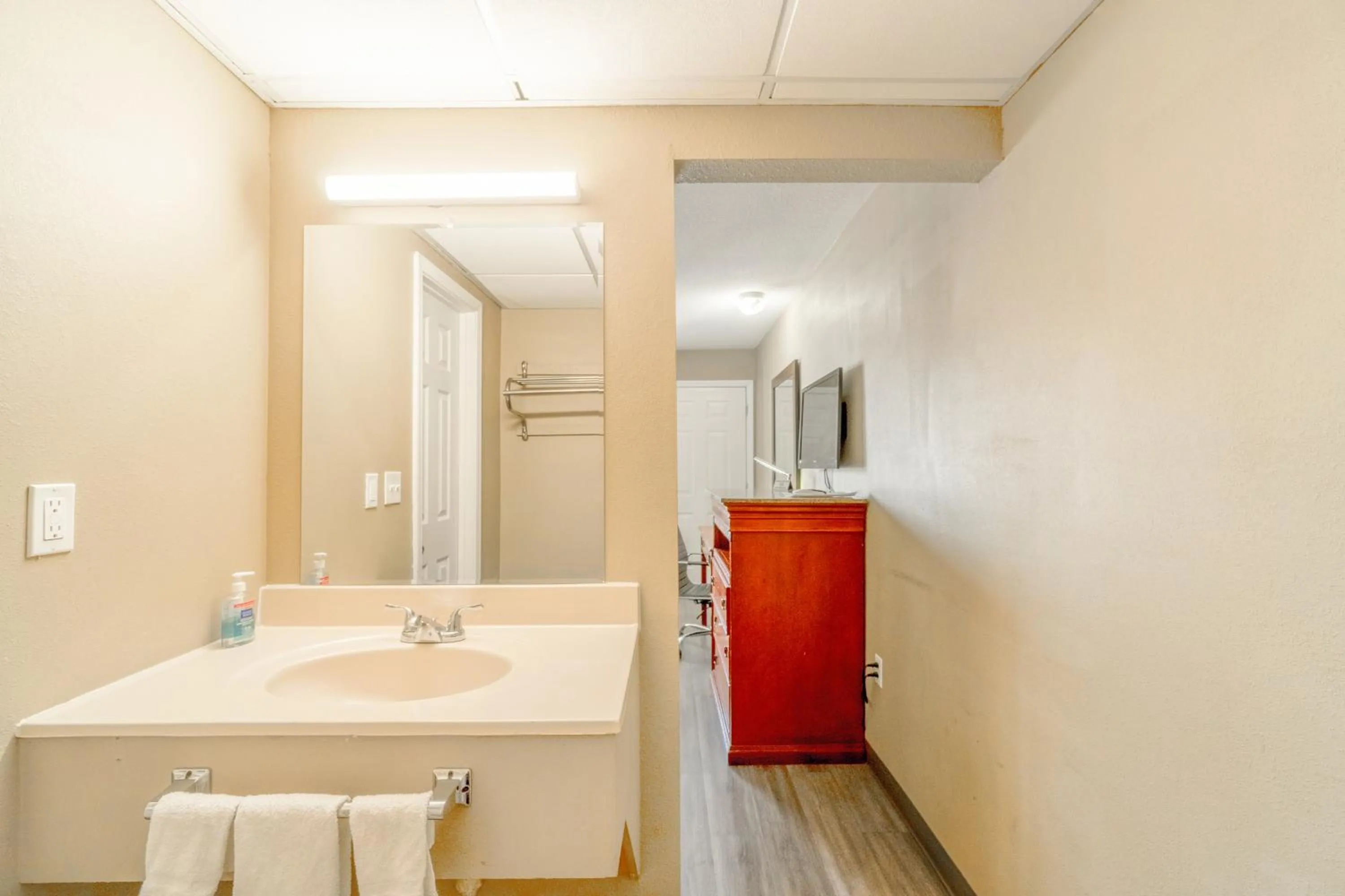 Bathroom in Deluxe Inn & Suites By OYO Miami OK