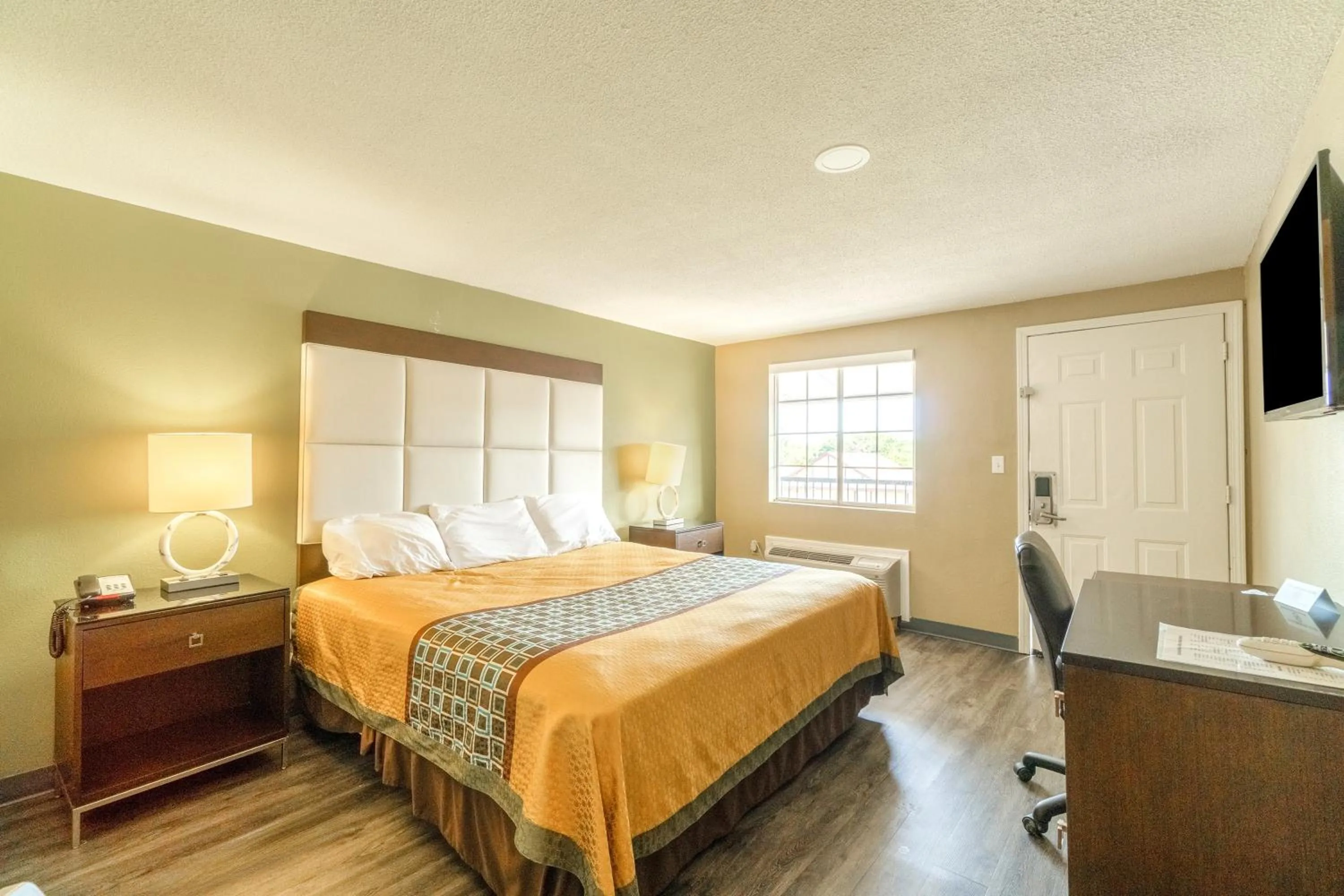 Bedroom, Bed in Deluxe Inn & Suites By OYO Miami OK