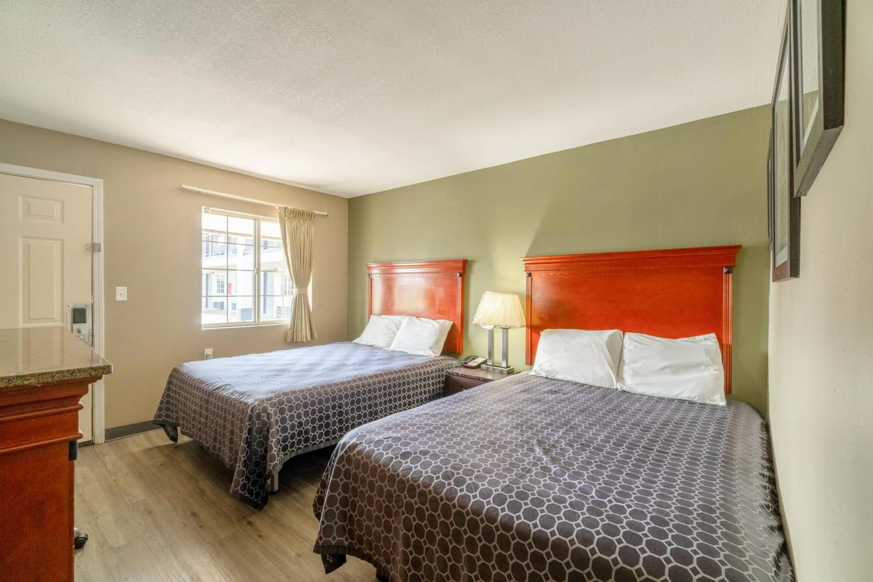 Bedroom, Bed in Deluxe Inn & Suites By OYO Miami OK