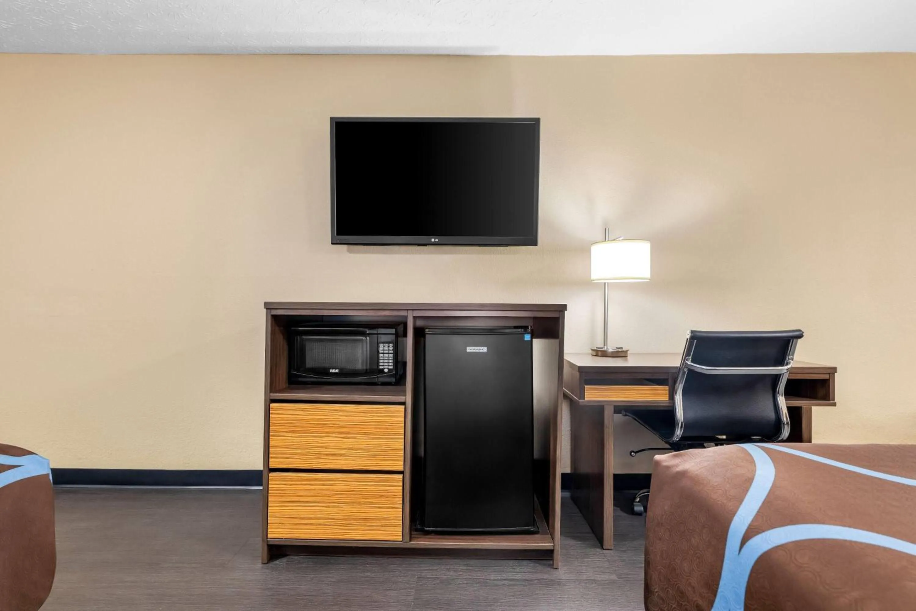 Bed in Super 8 by Wyndham Gadsden AL