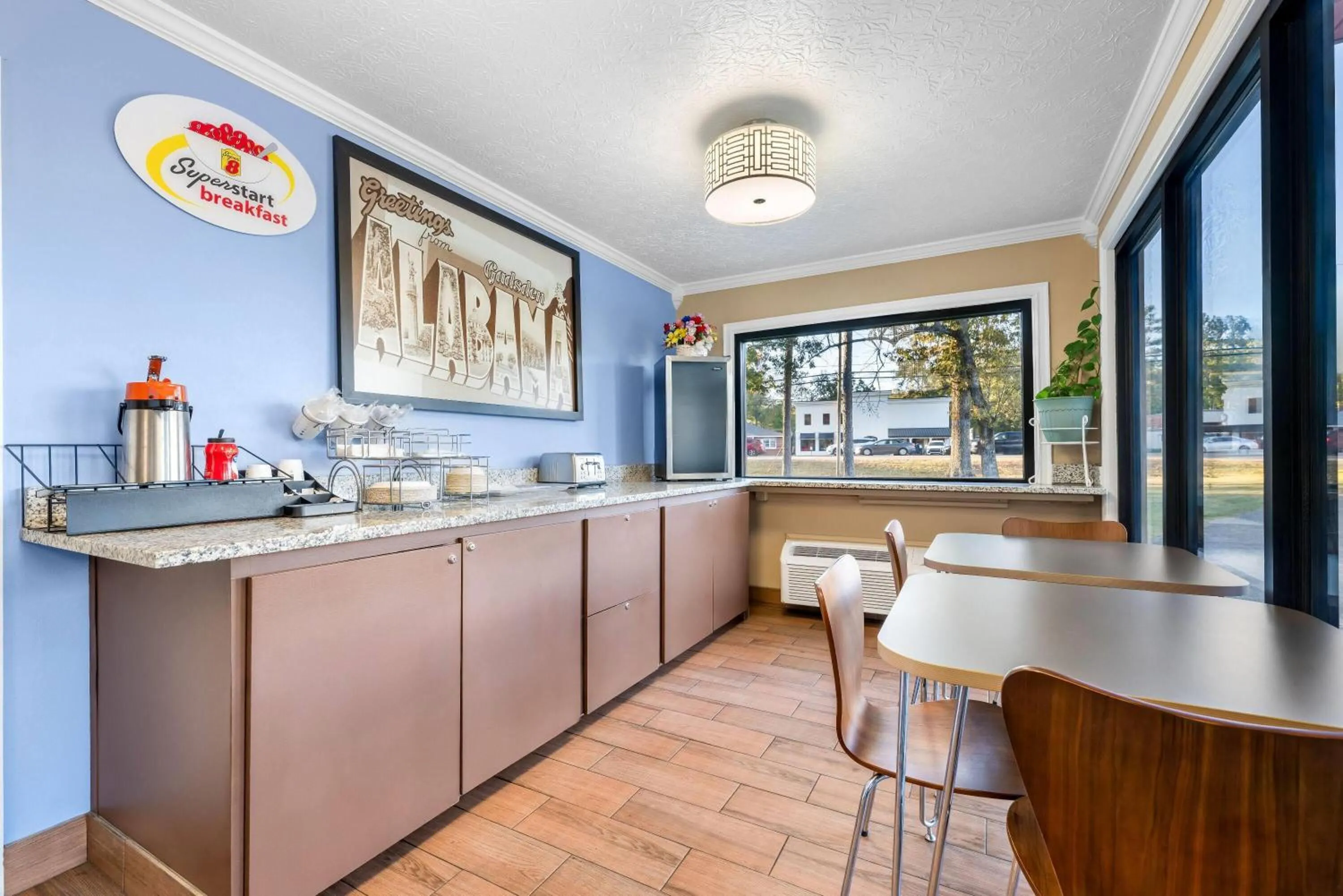 Restaurant/places to eat in Super 8 by Wyndham Gadsden AL