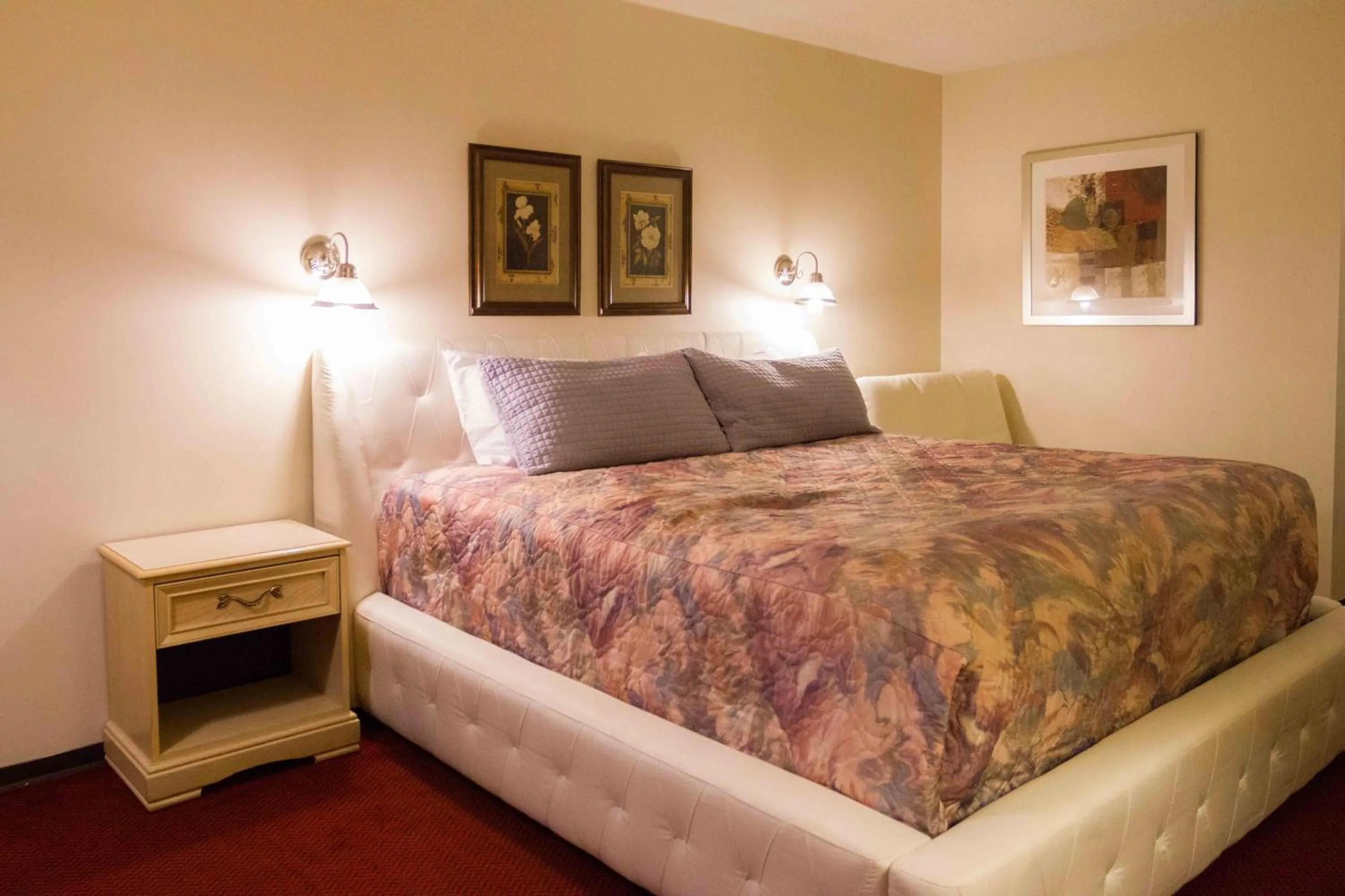 Photo of the whole room in Niagara Falls Motor Lodge