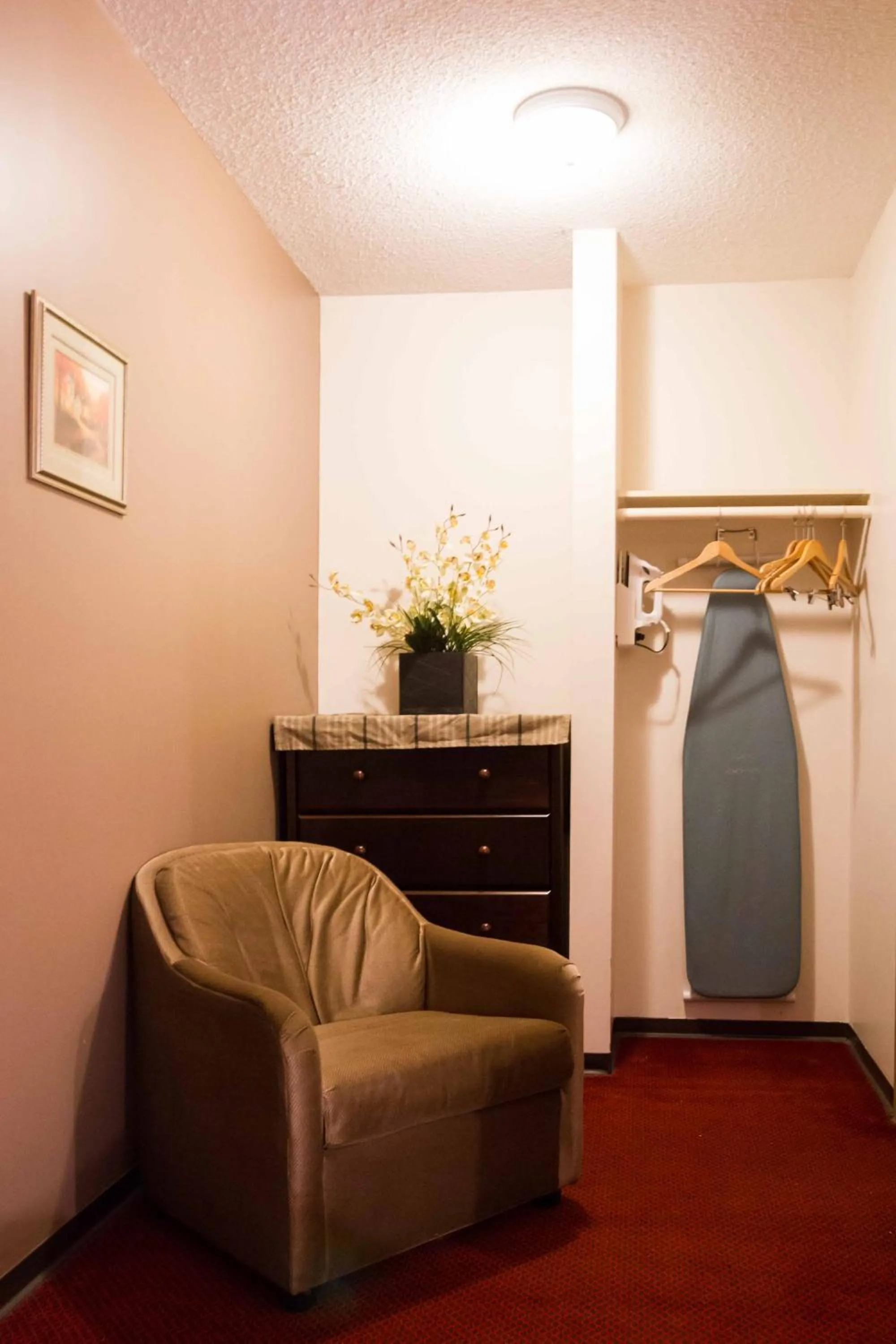 Seating area in Niagara Falls Motor Lodge
