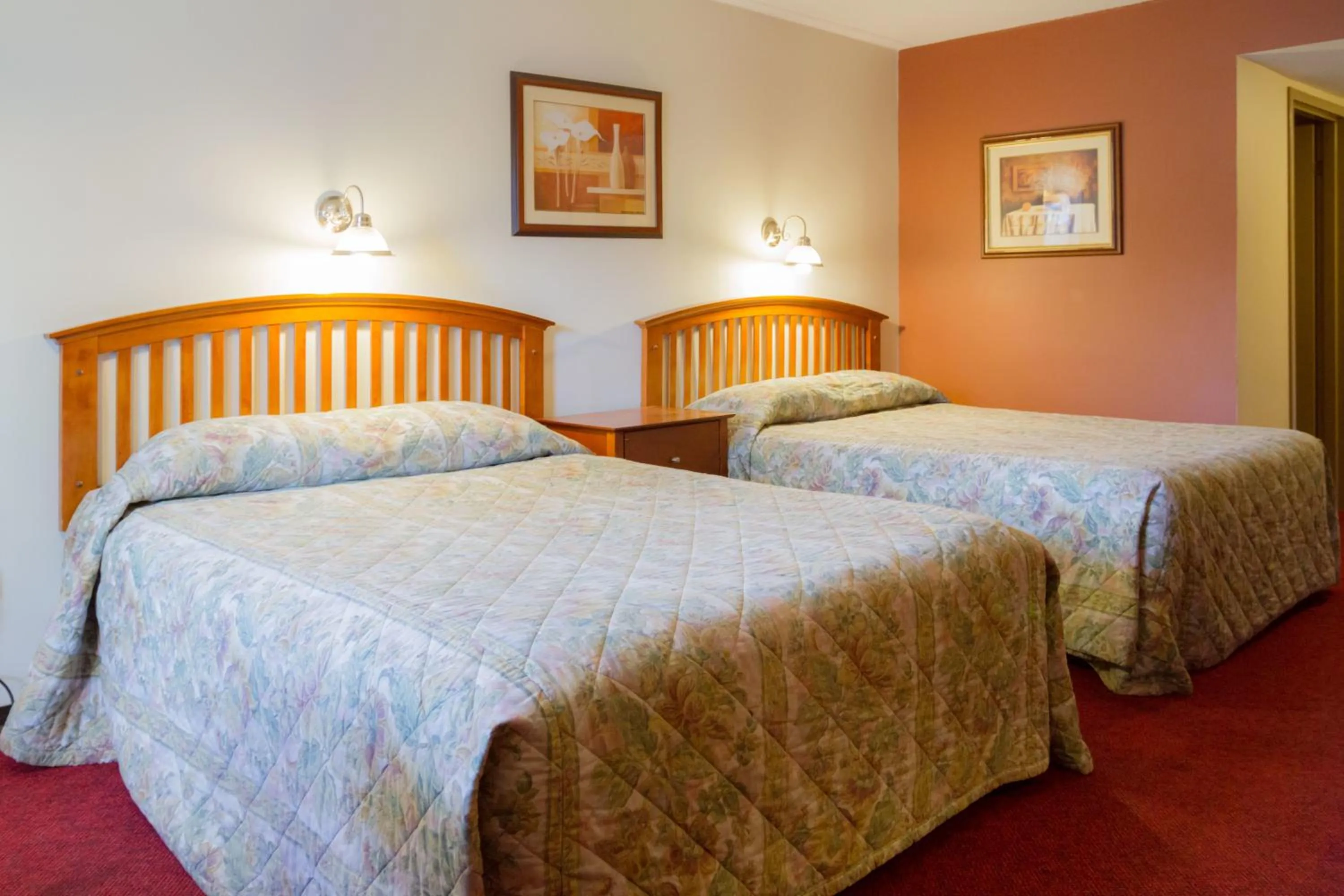 Bed in Niagara Falls Motor Lodge