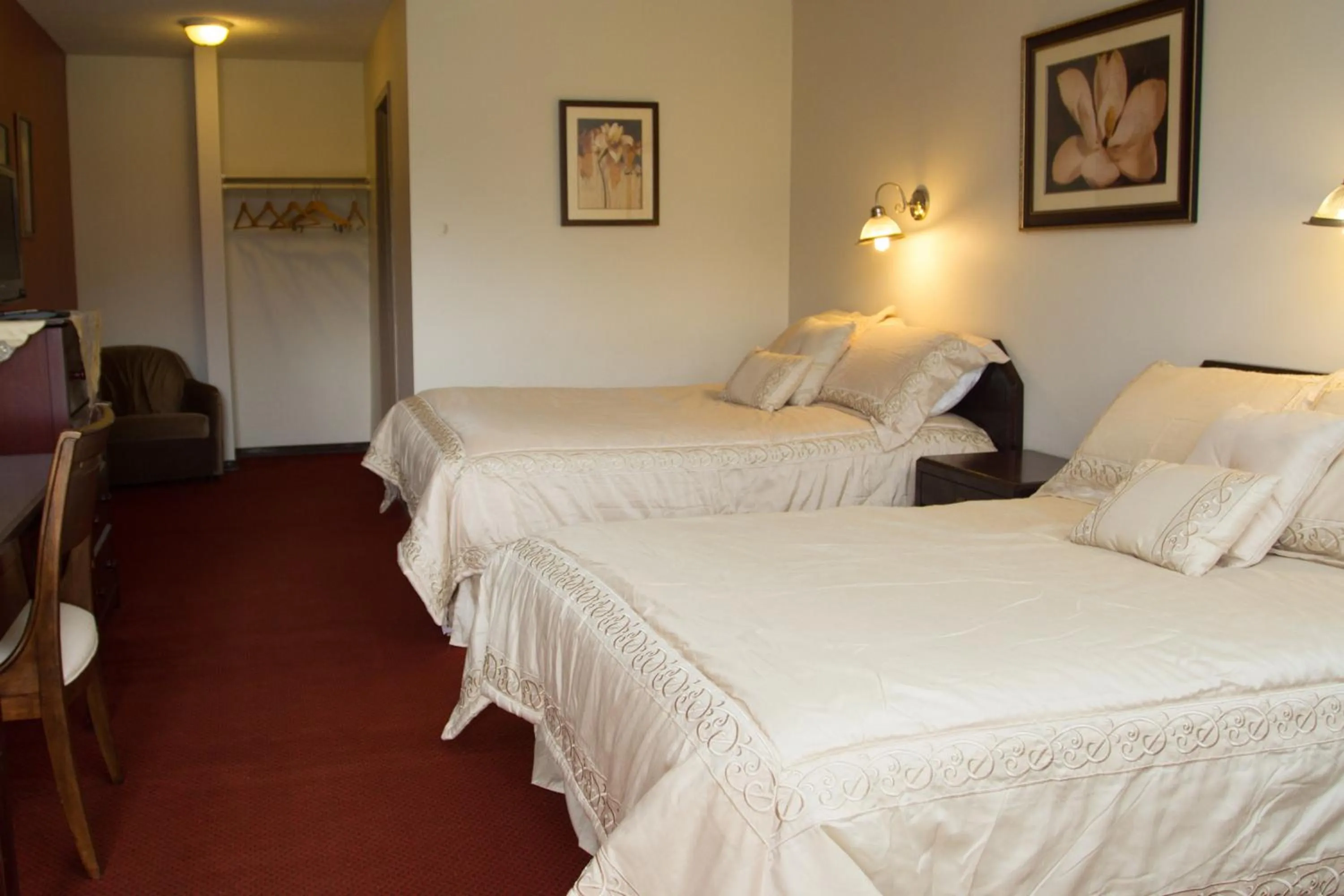 Photo of the whole room in Niagara Falls Motor Lodge