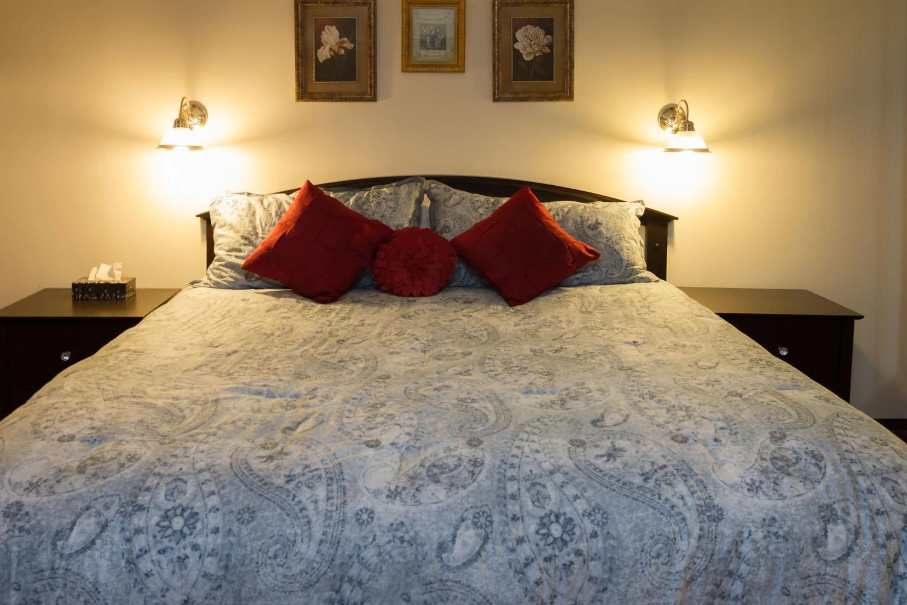 Bed in Niagara Falls Motor Lodge