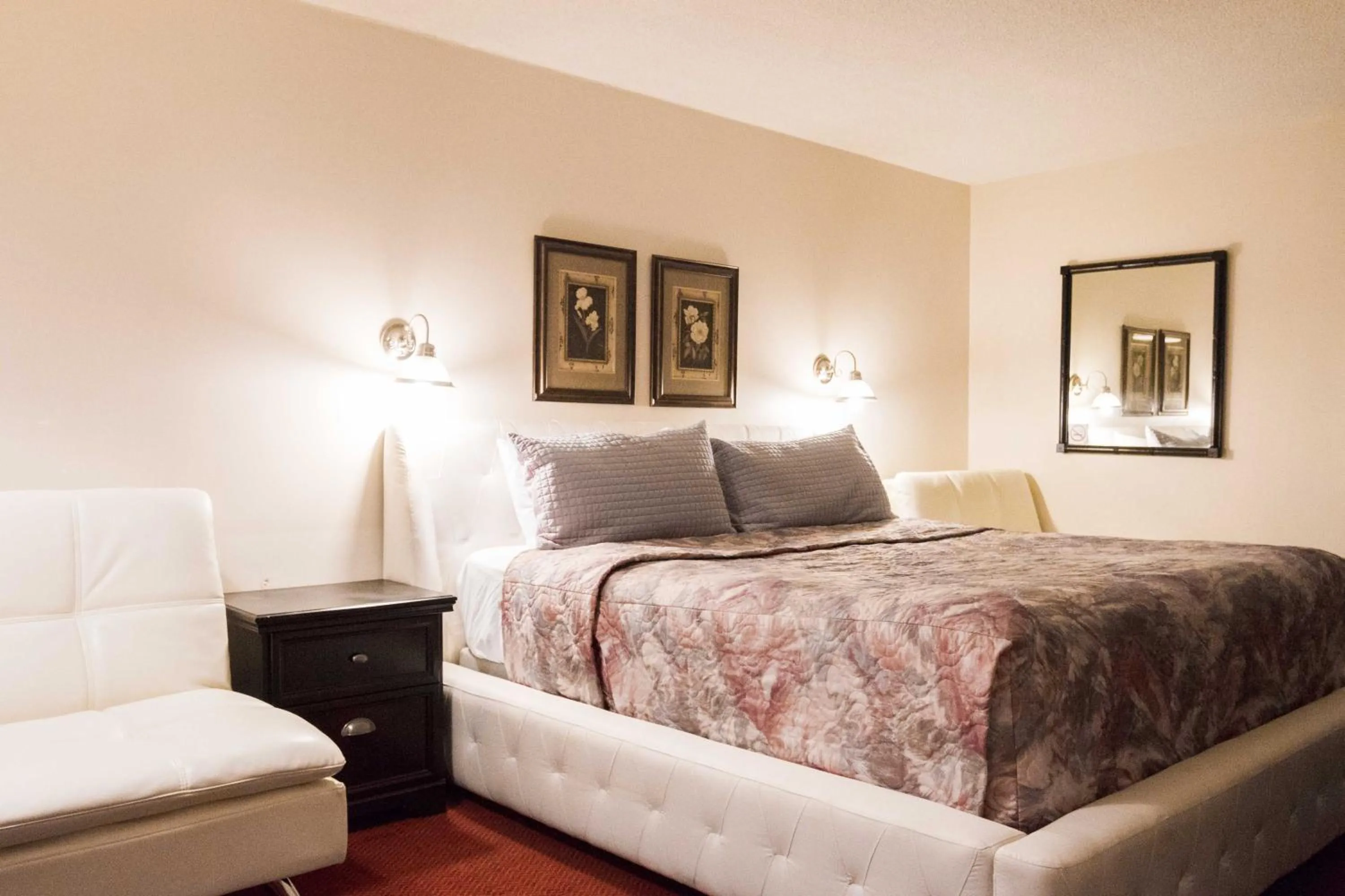 Photo of the whole room in Niagara Falls Motor Lodge