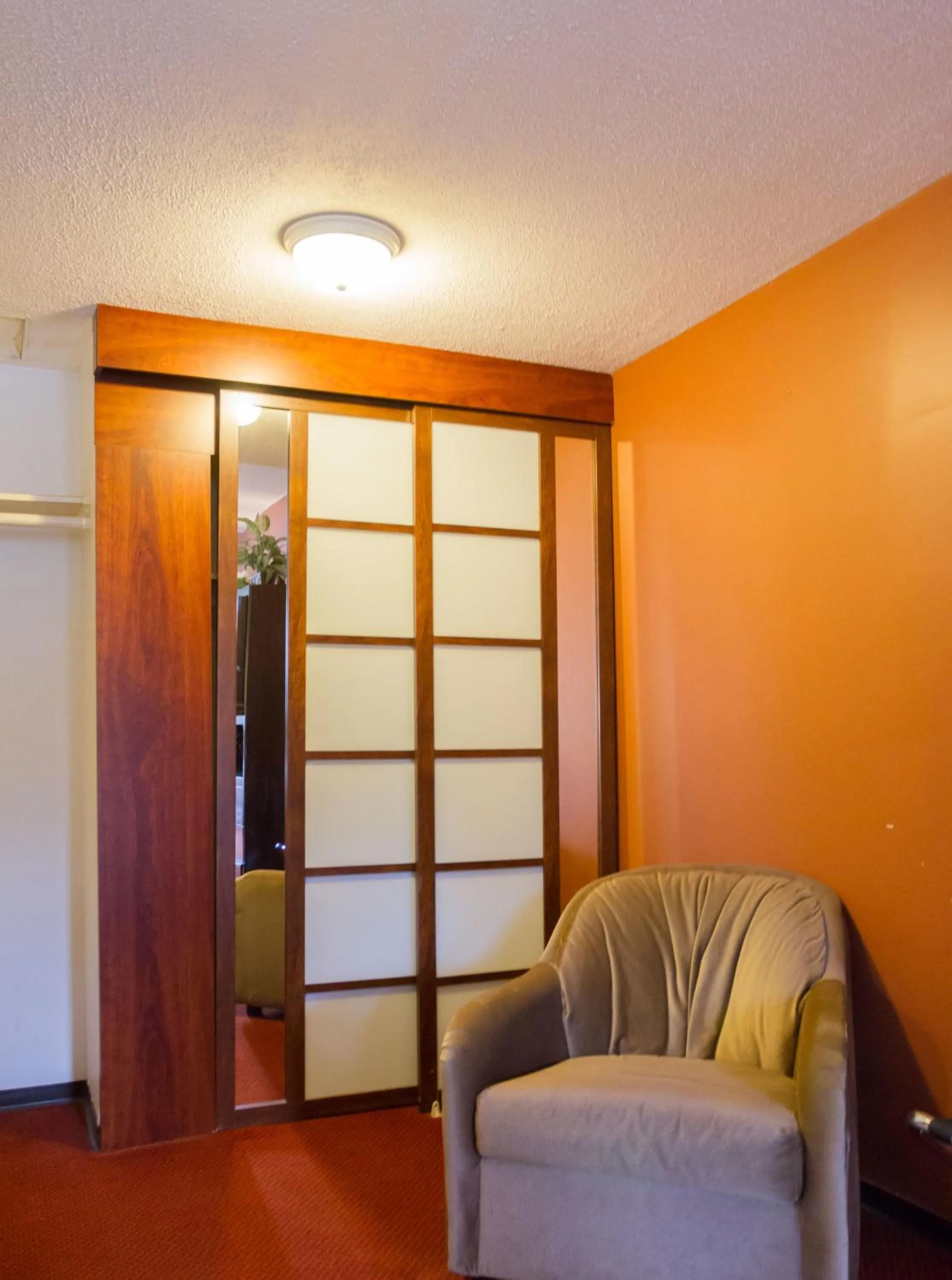 Seating area in Niagara Falls Motor Lodge