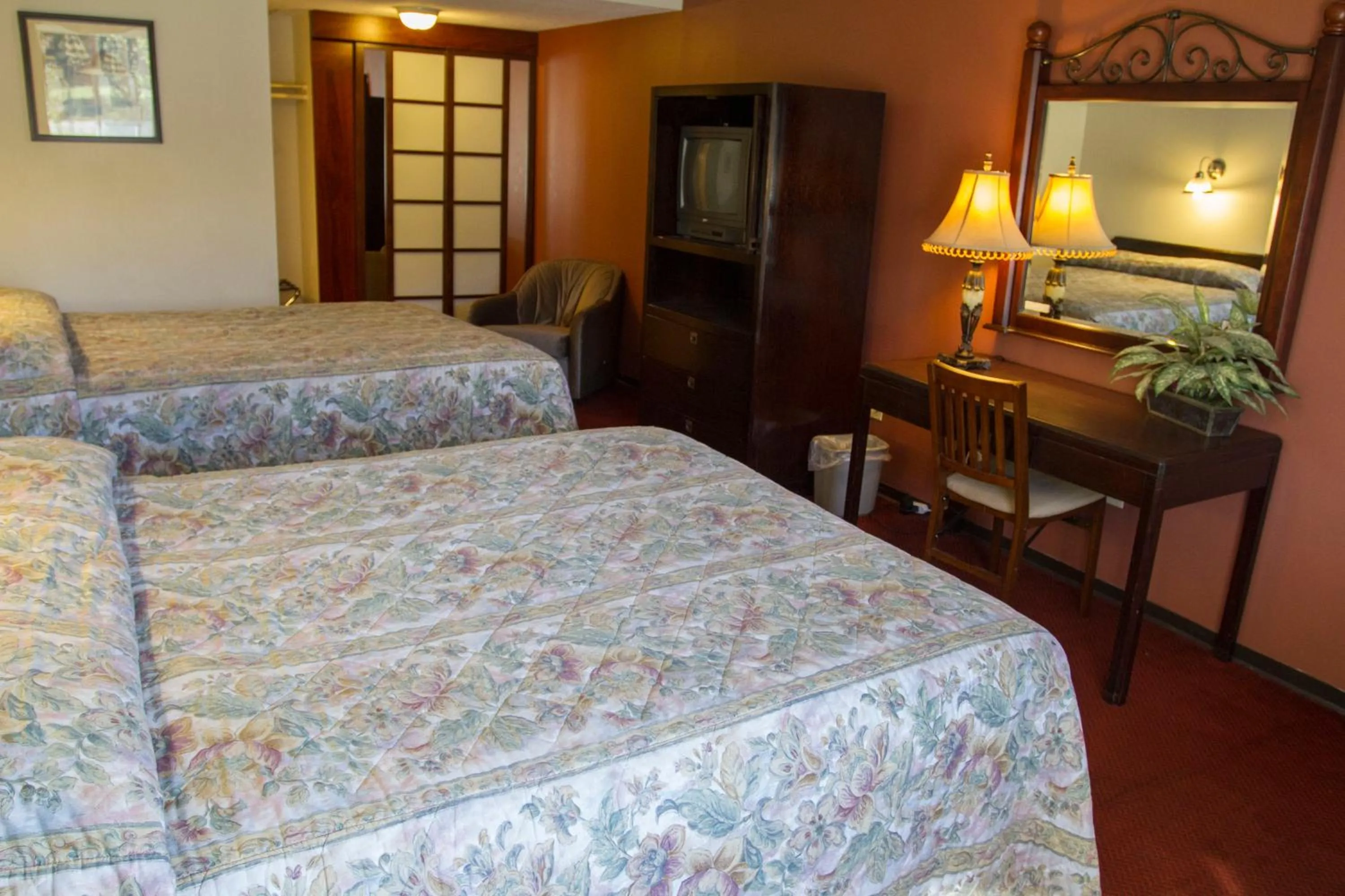 Photo of the whole room in Niagara Falls Motor Lodge