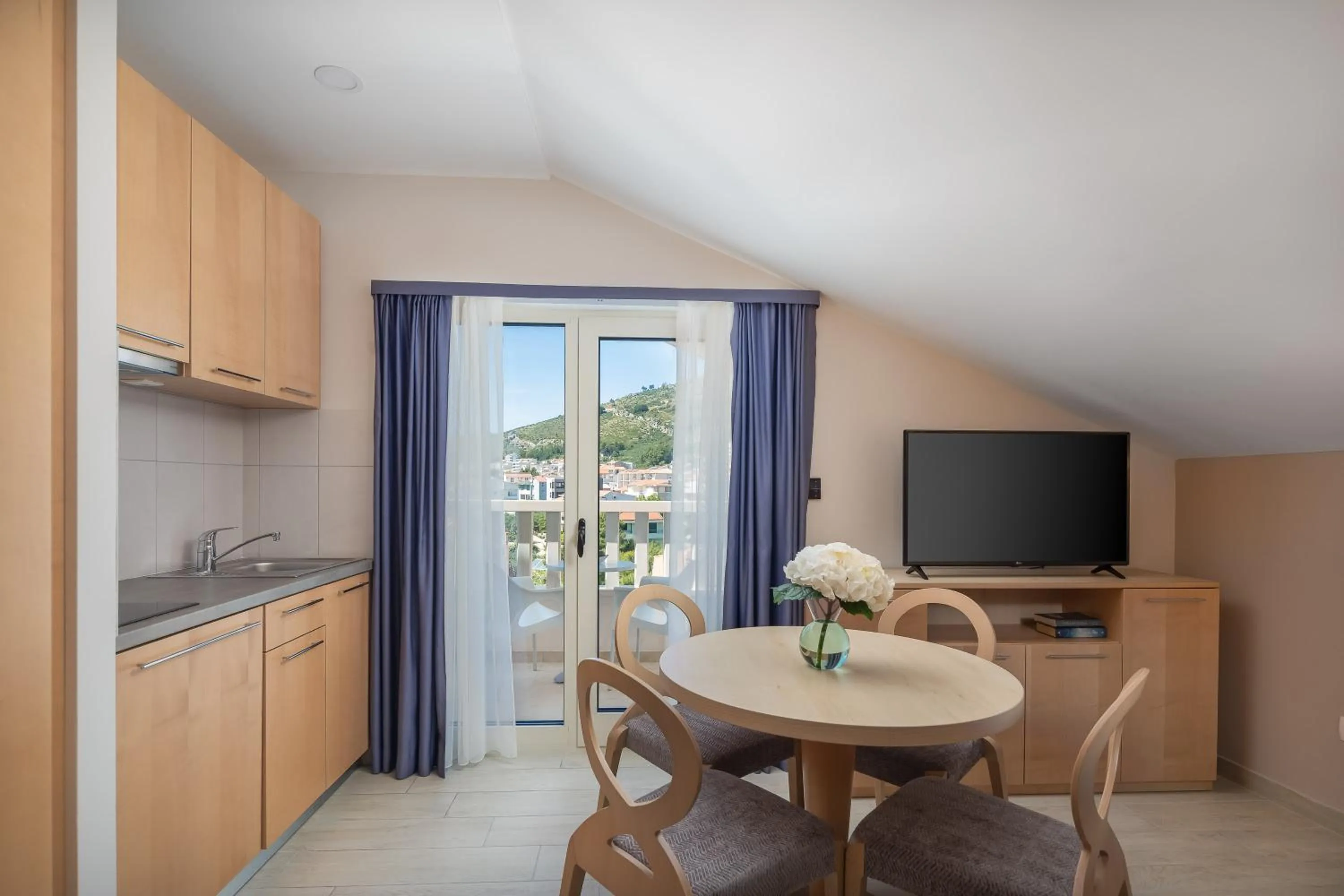 TV and multimedia in Aparthotel Flora