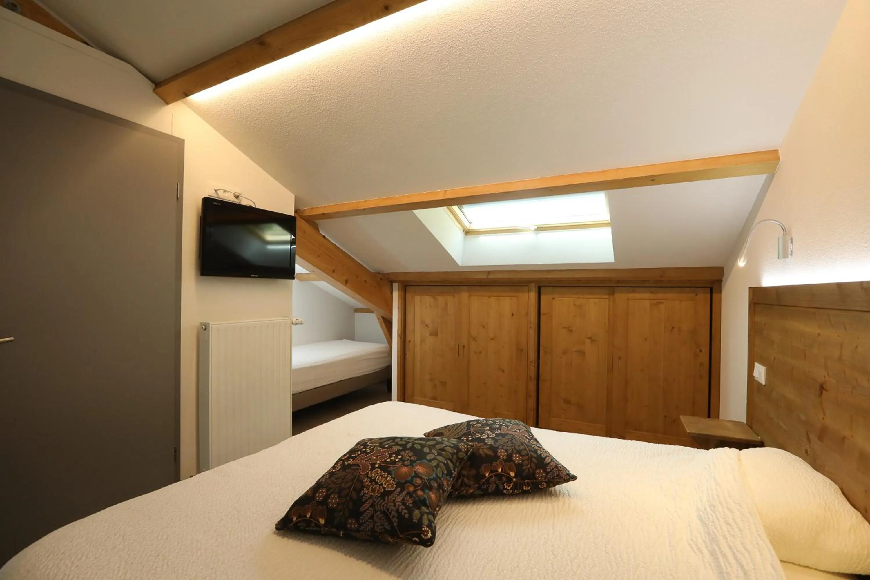 Bed in Logis Hotel Spa Restaurant Le Provence