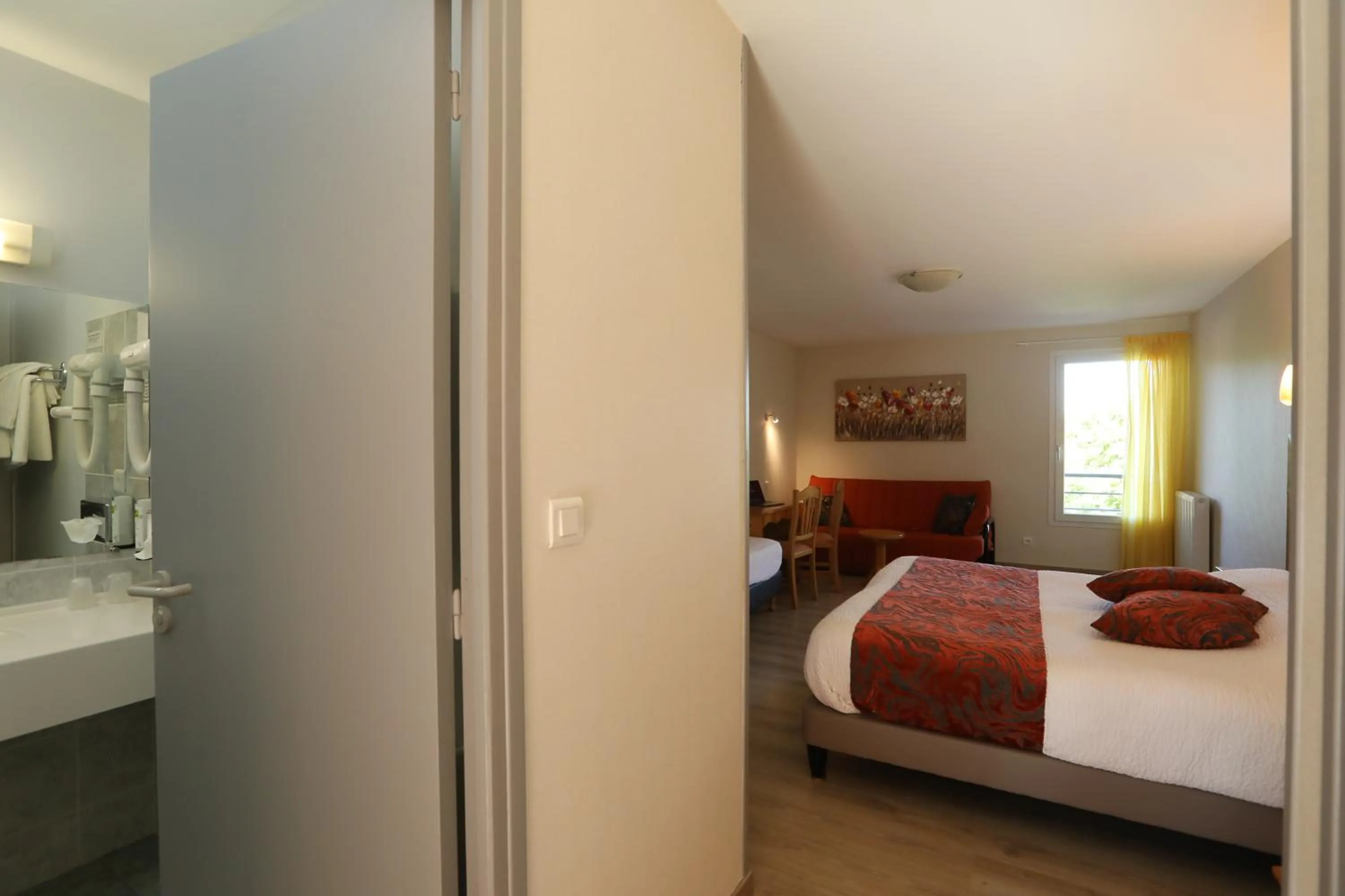 Bed in Logis Hotel Spa Restaurant Le Provence