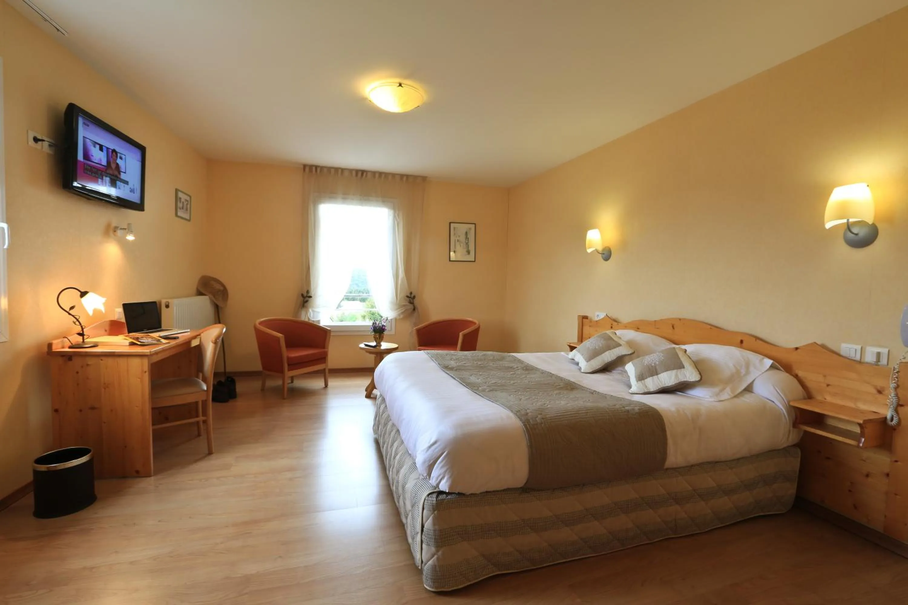 Photo of the whole room, Bed in Logis Hotel Spa Restaurant Le Provence