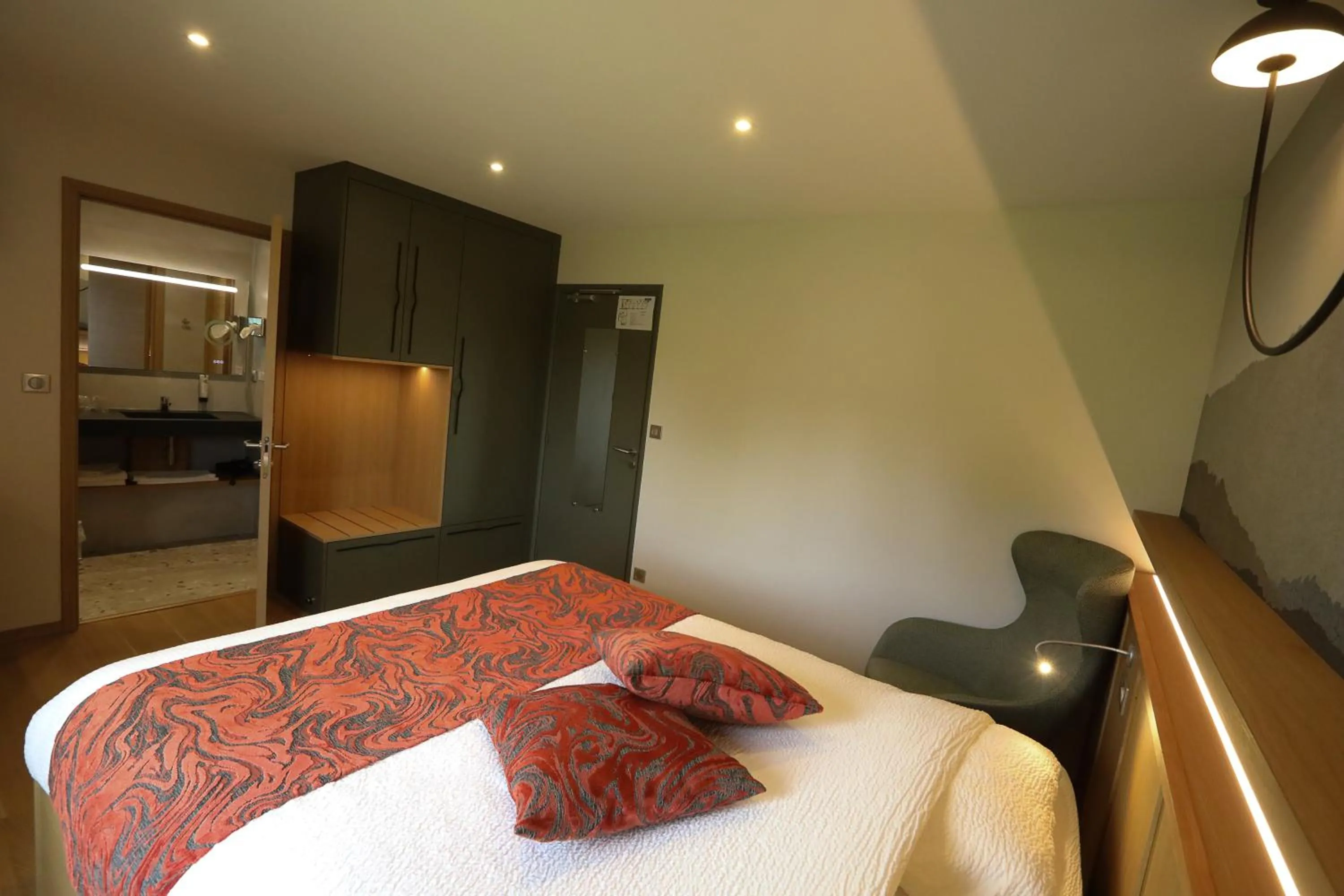 Bed in Logis Hotel Spa Restaurant Le Provence