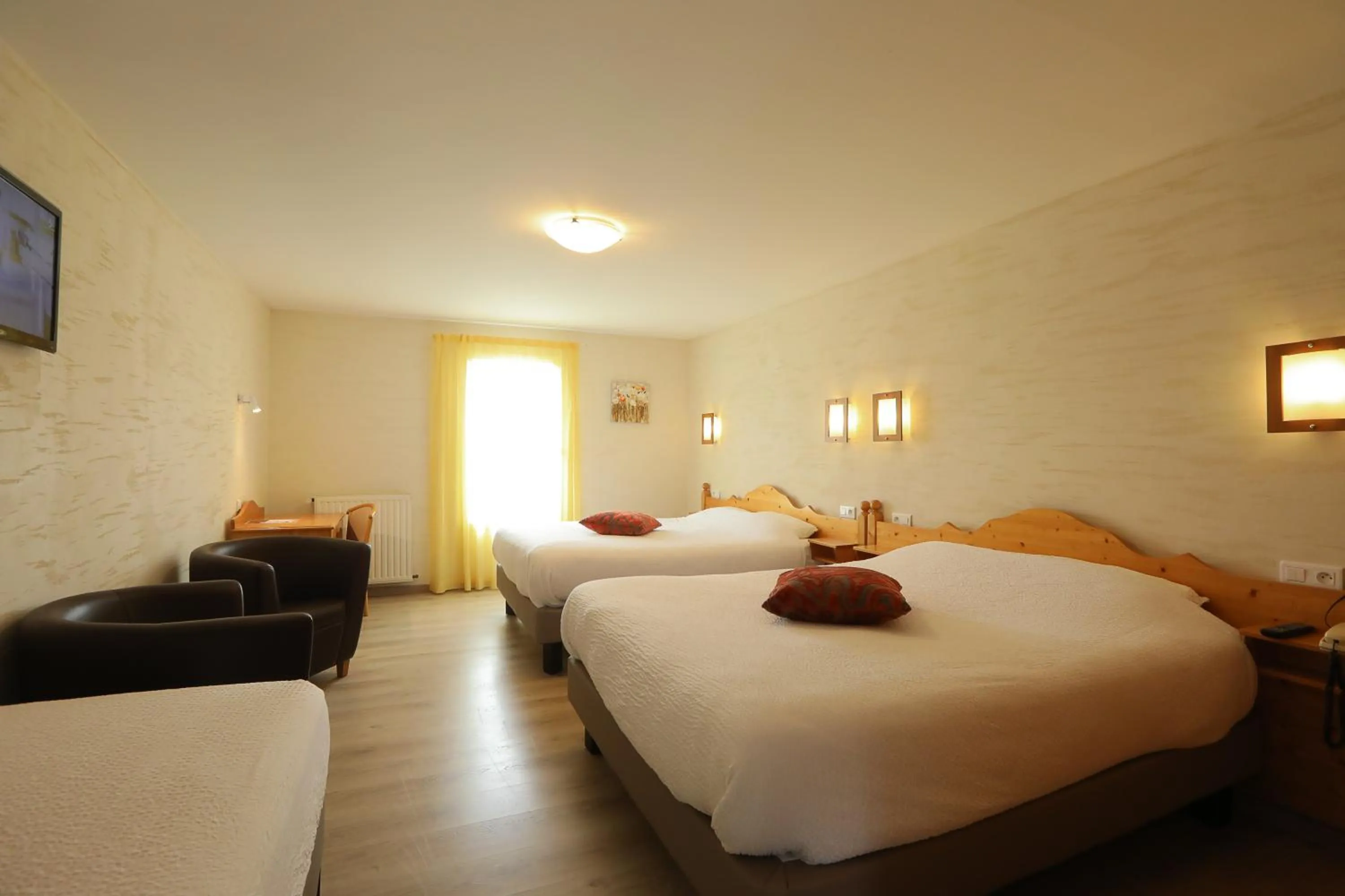 Bed in Logis Hotel Spa Restaurant Le Provence