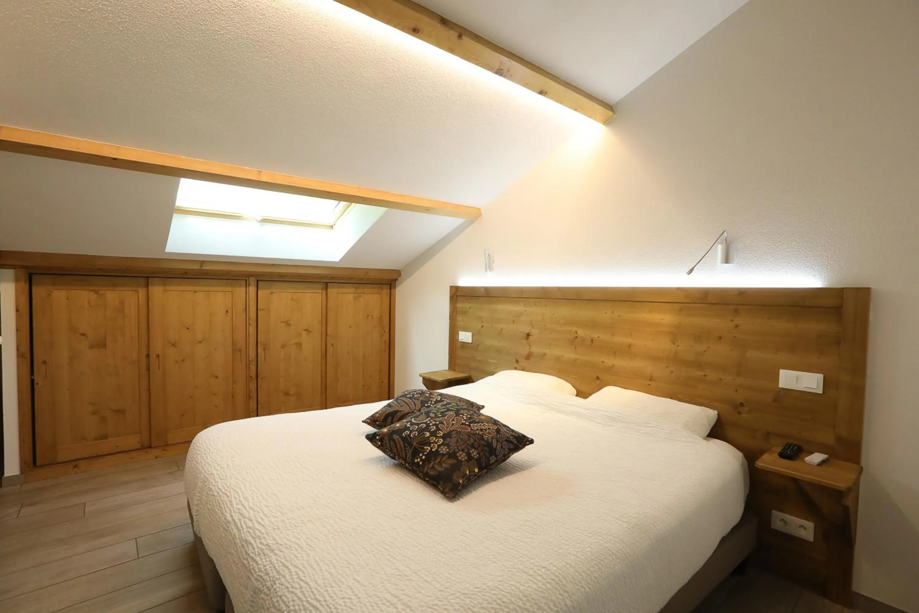 Bed in Logis Hotel Spa Restaurant Le Provence