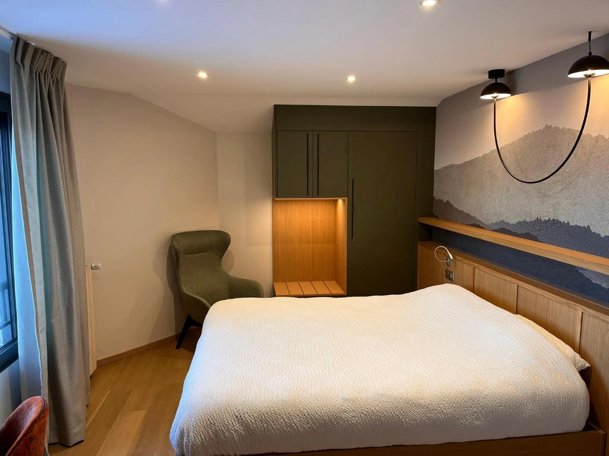 Bed in Logis Hotel Spa Restaurant Le Provence