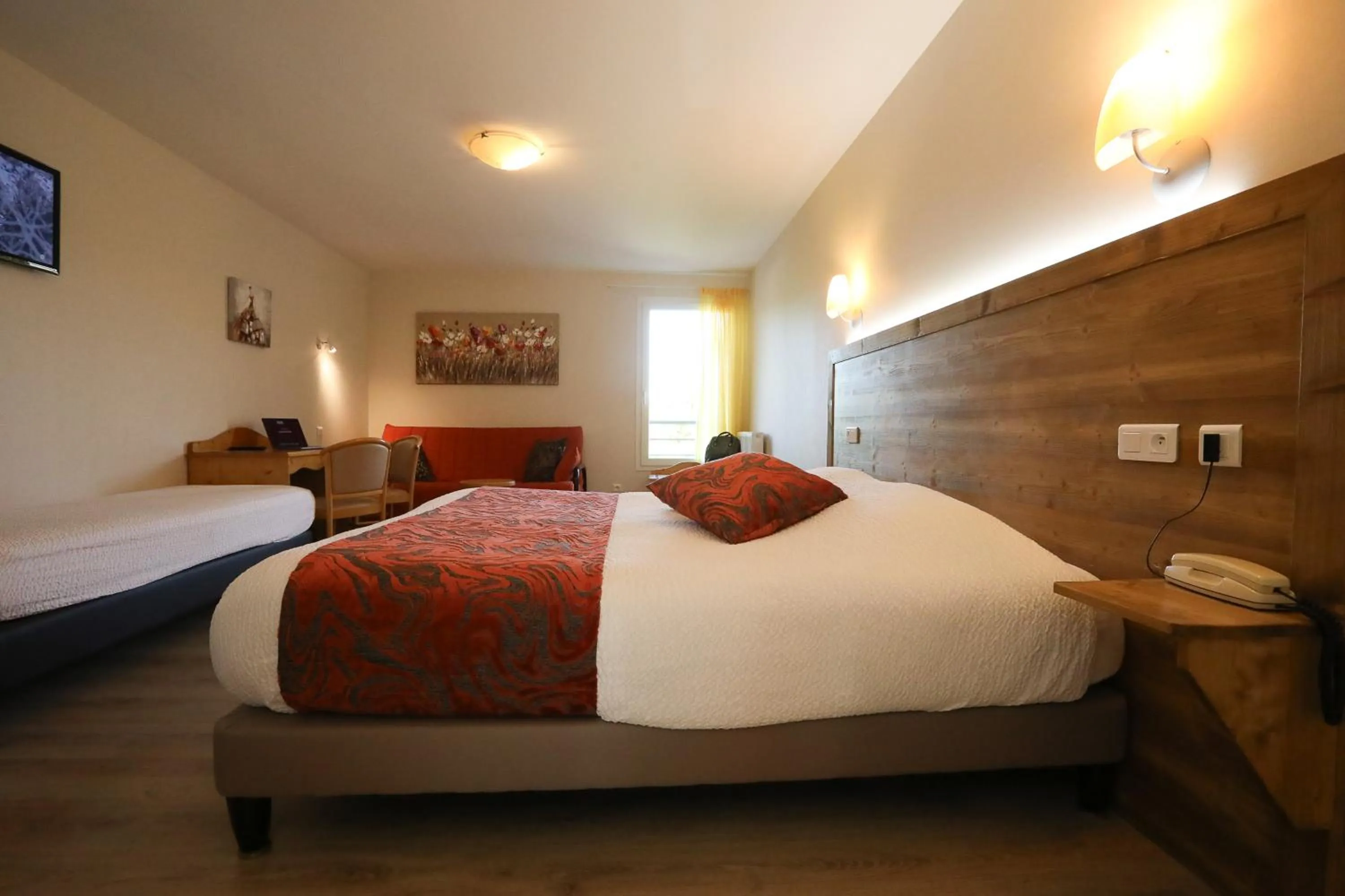 Bed in Logis Hotel Spa Restaurant Le Provence