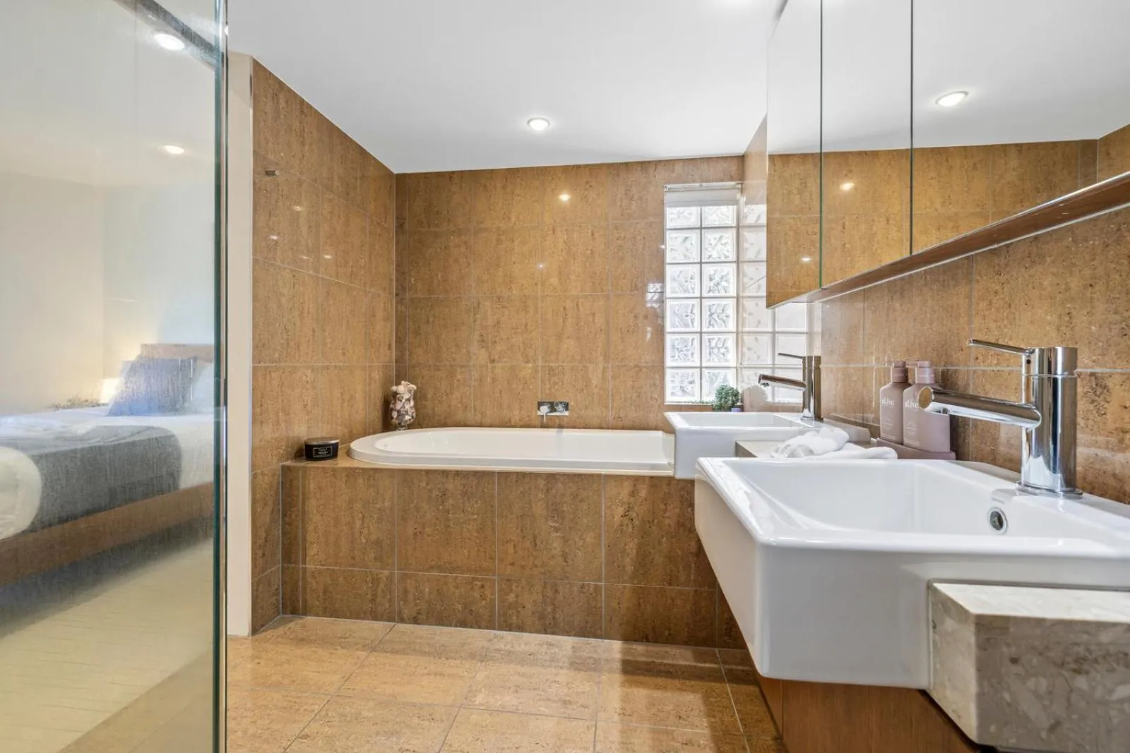 Shower, Bed in Cotton Beach Resort - Tweed Coast Holidays ®