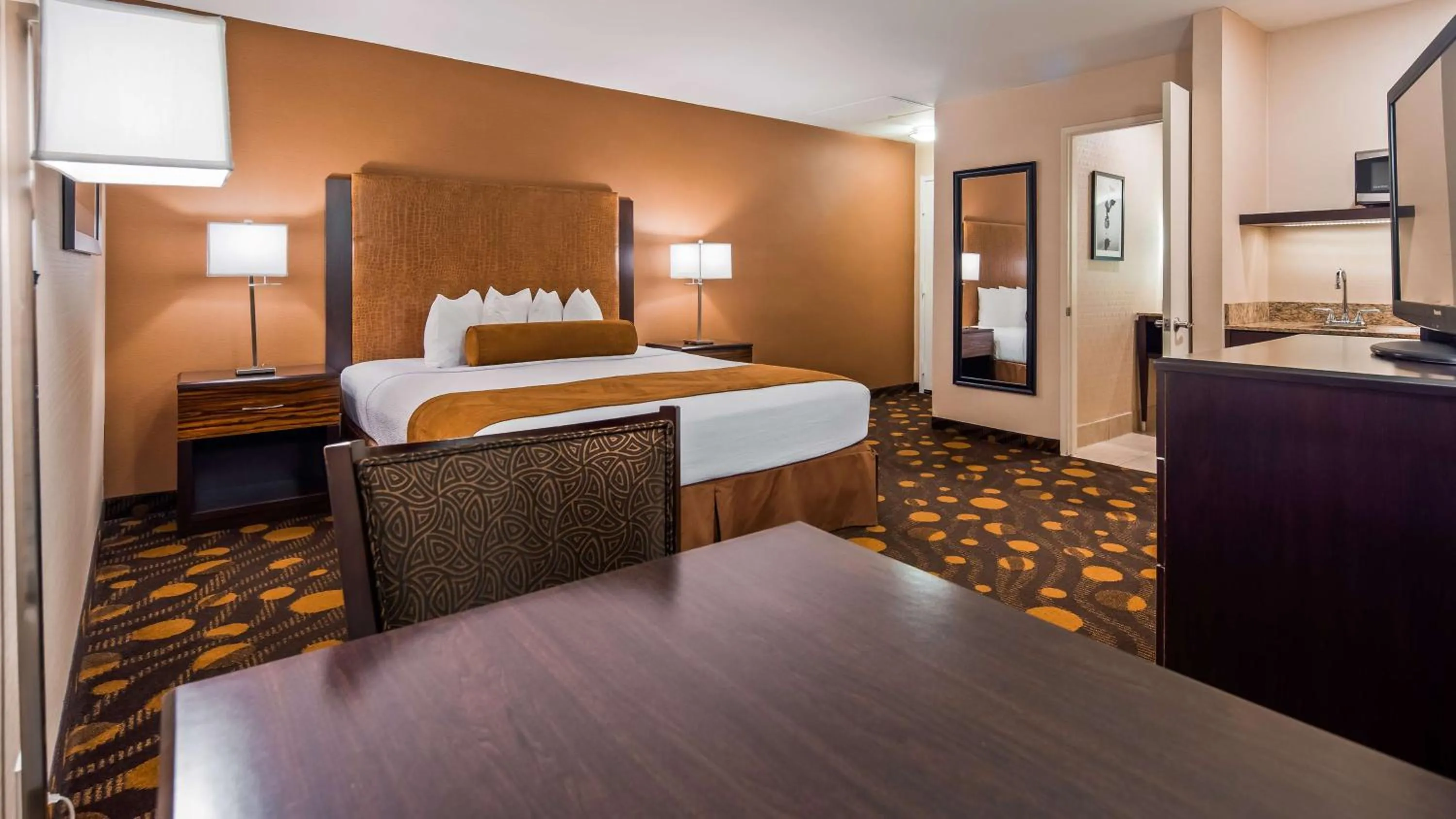 Photo of the whole room, Bed in Best Western Plus Suites Hotel Coronado Island