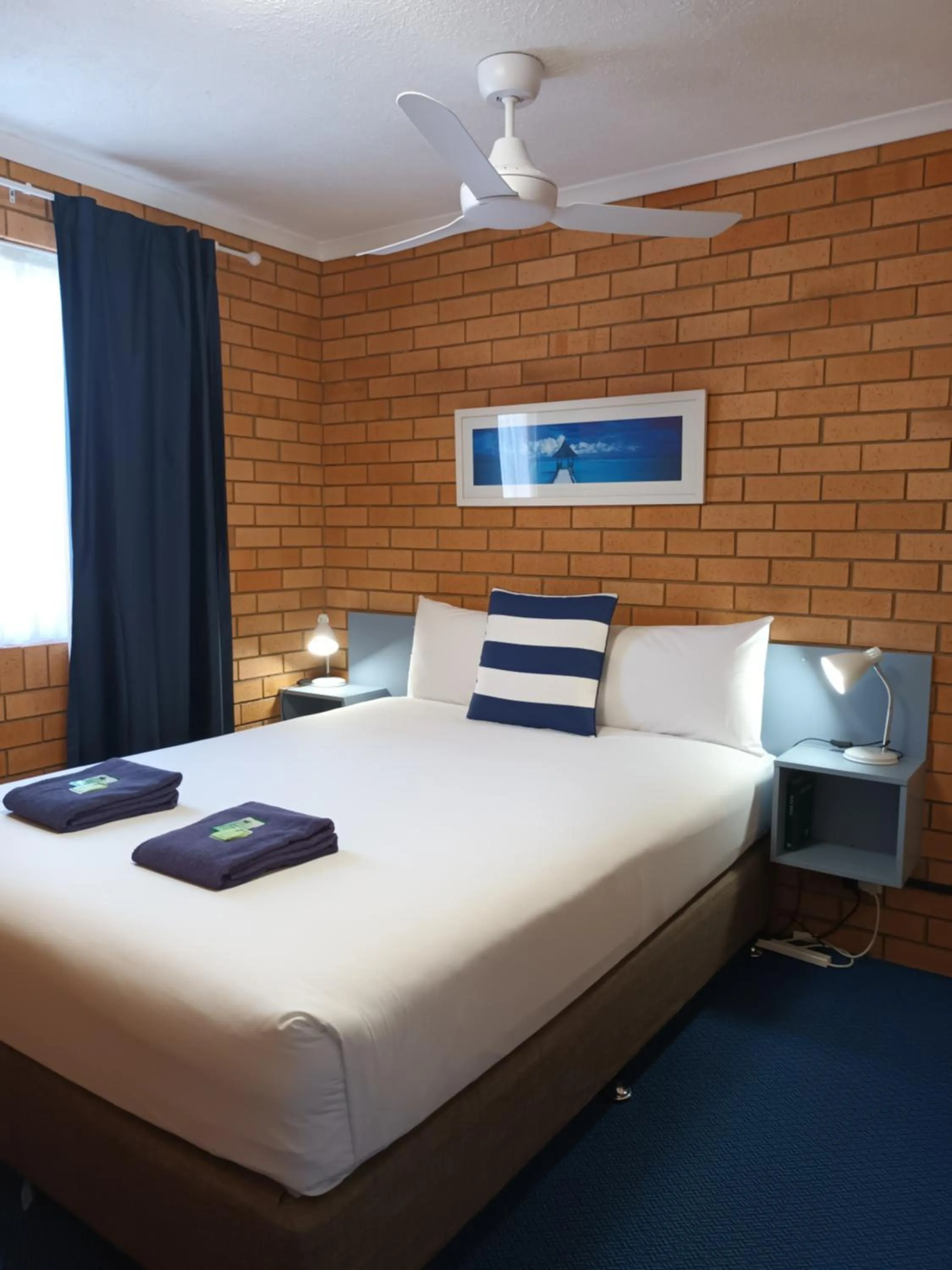 Bed in Bosuns Inn Motel