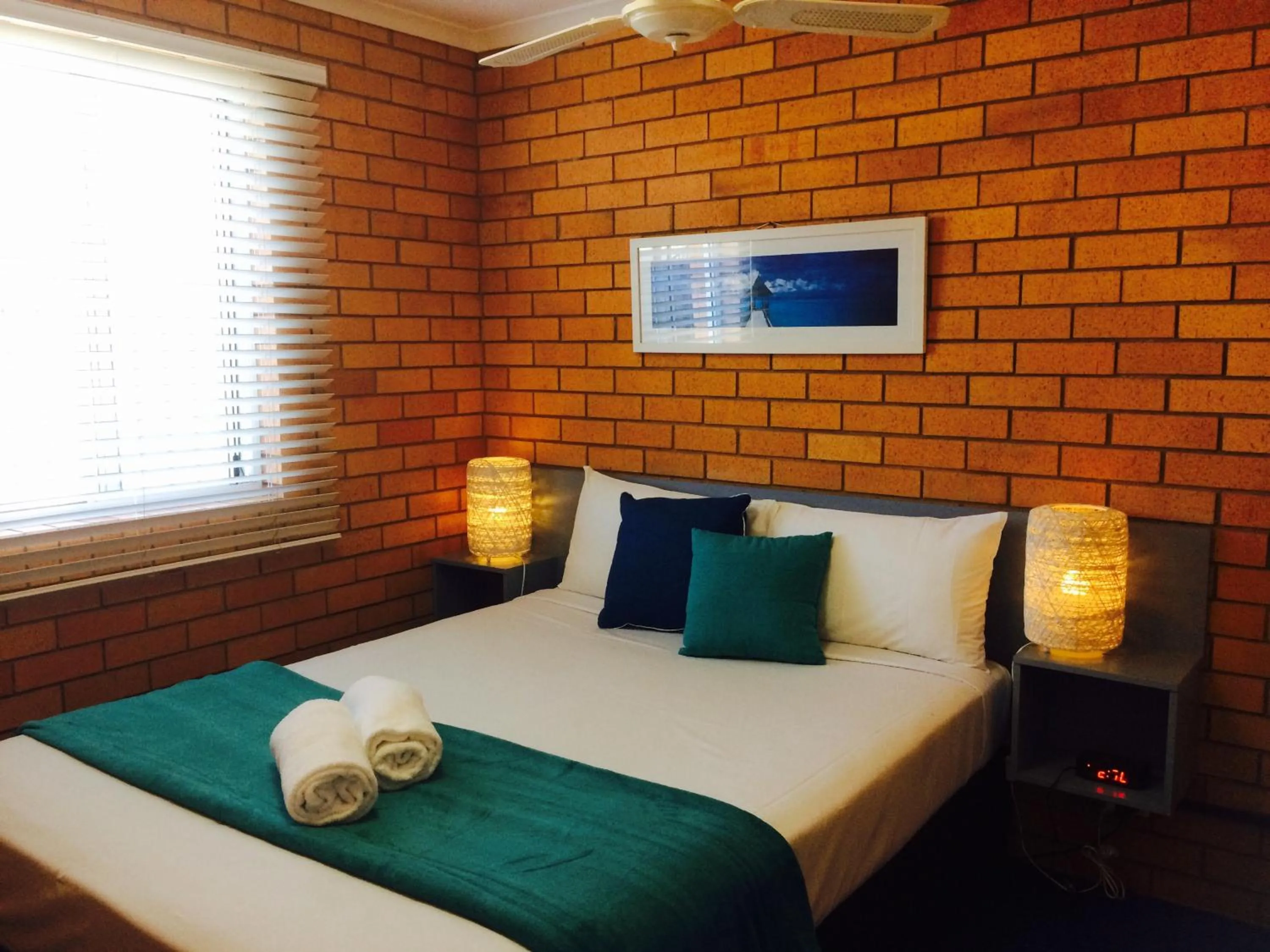 Bed in Bosuns Inn Motel