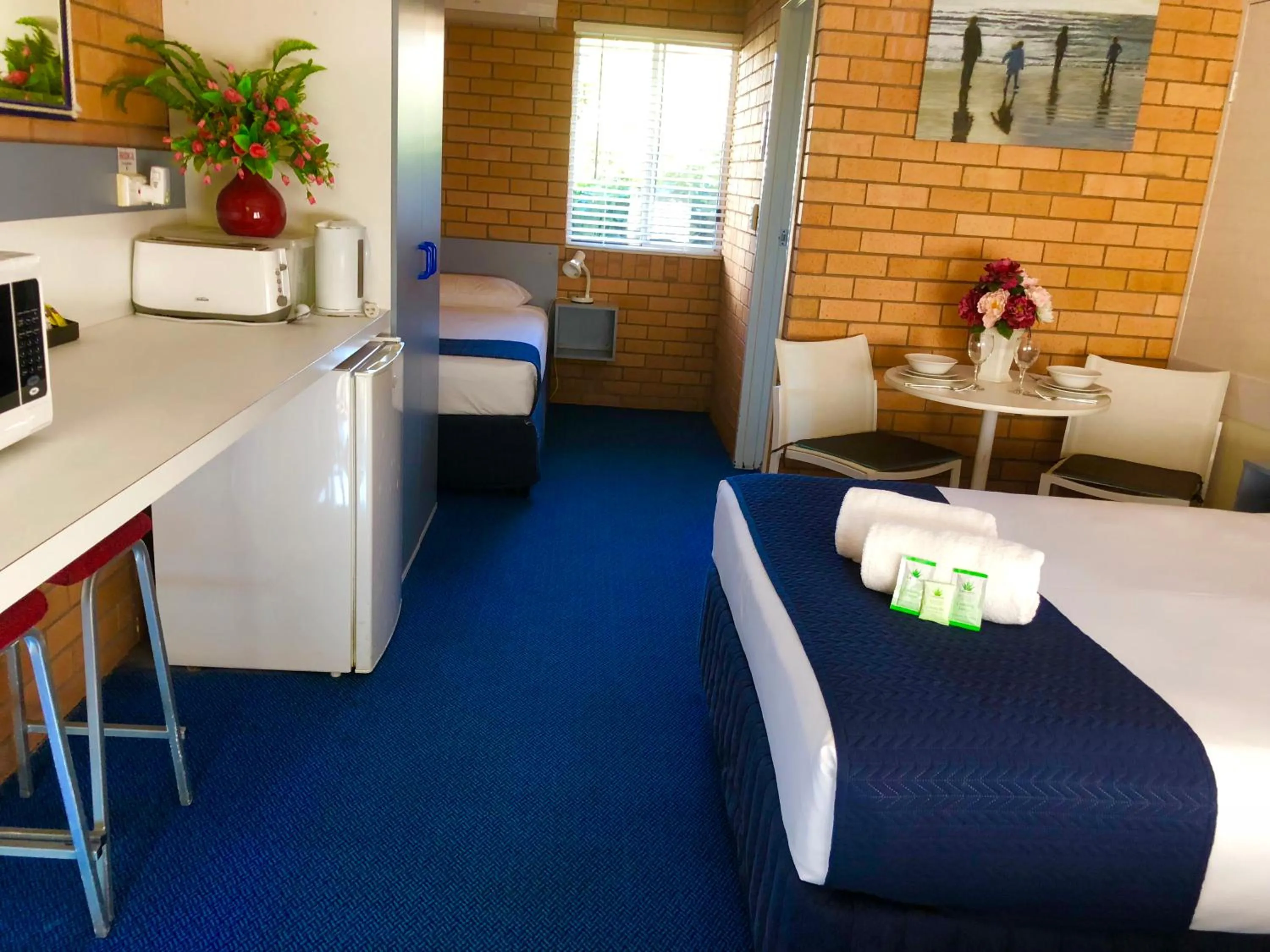 Seating area, Bed in Bosuns Inn Motel