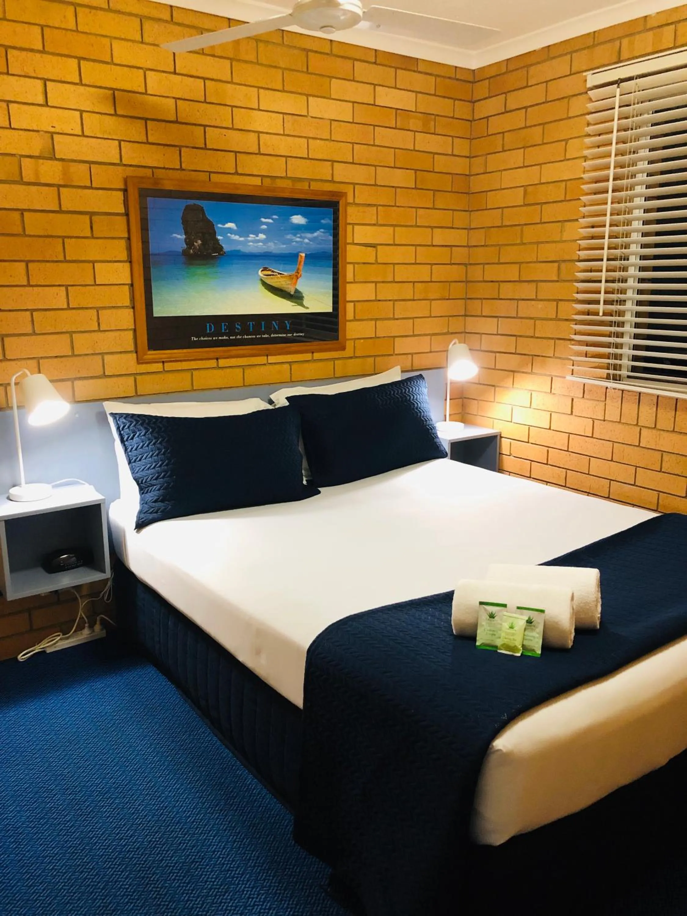 Bed in Bosuns Inn Motel