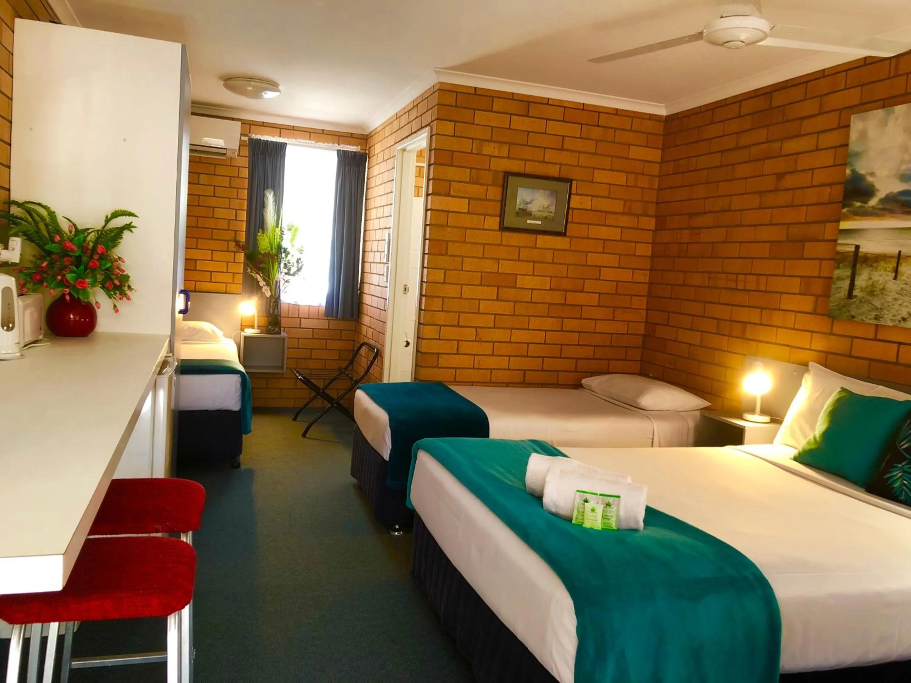 Bed in Bosuns Inn Motel