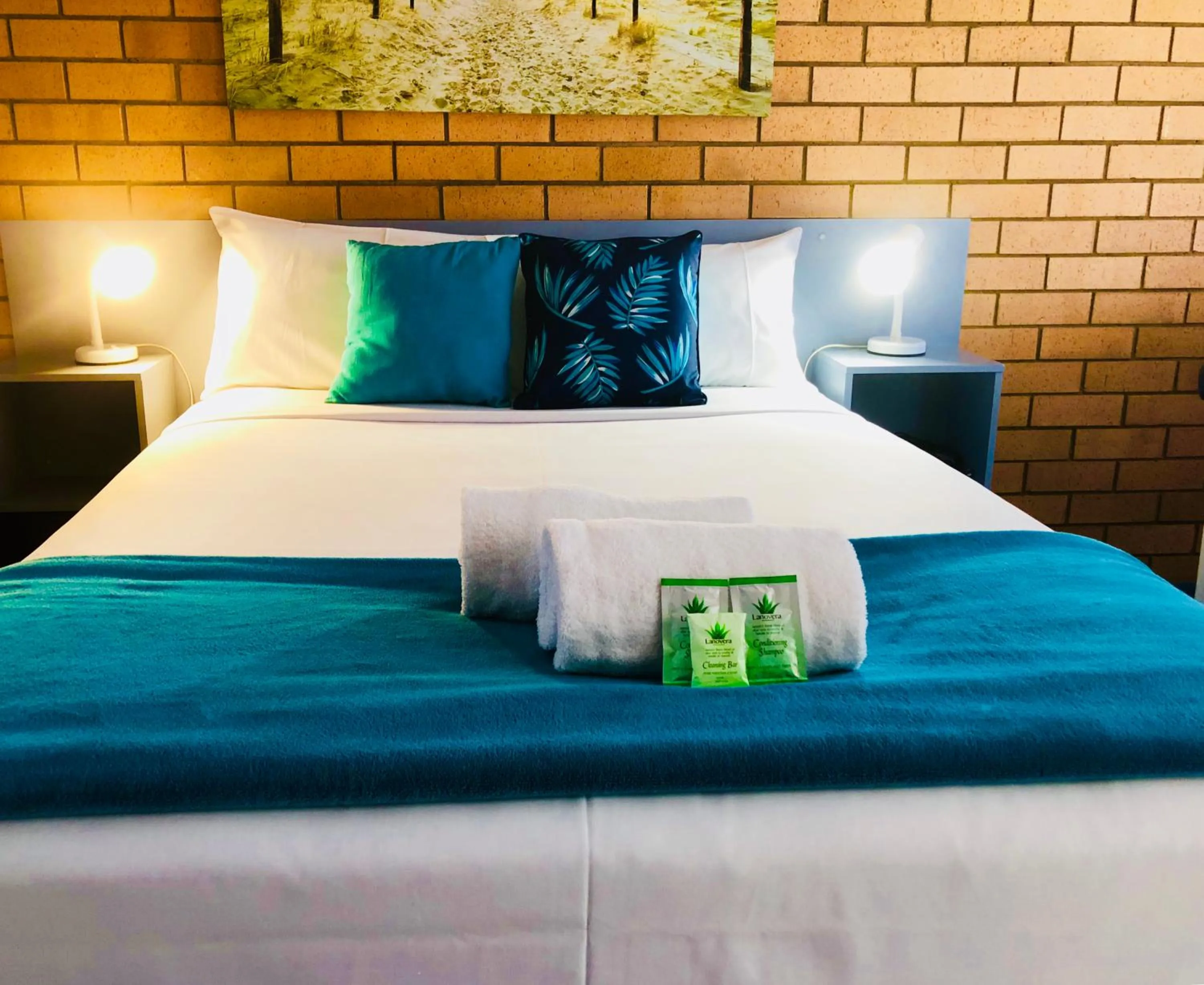 Bed in Bosuns Inn Motel