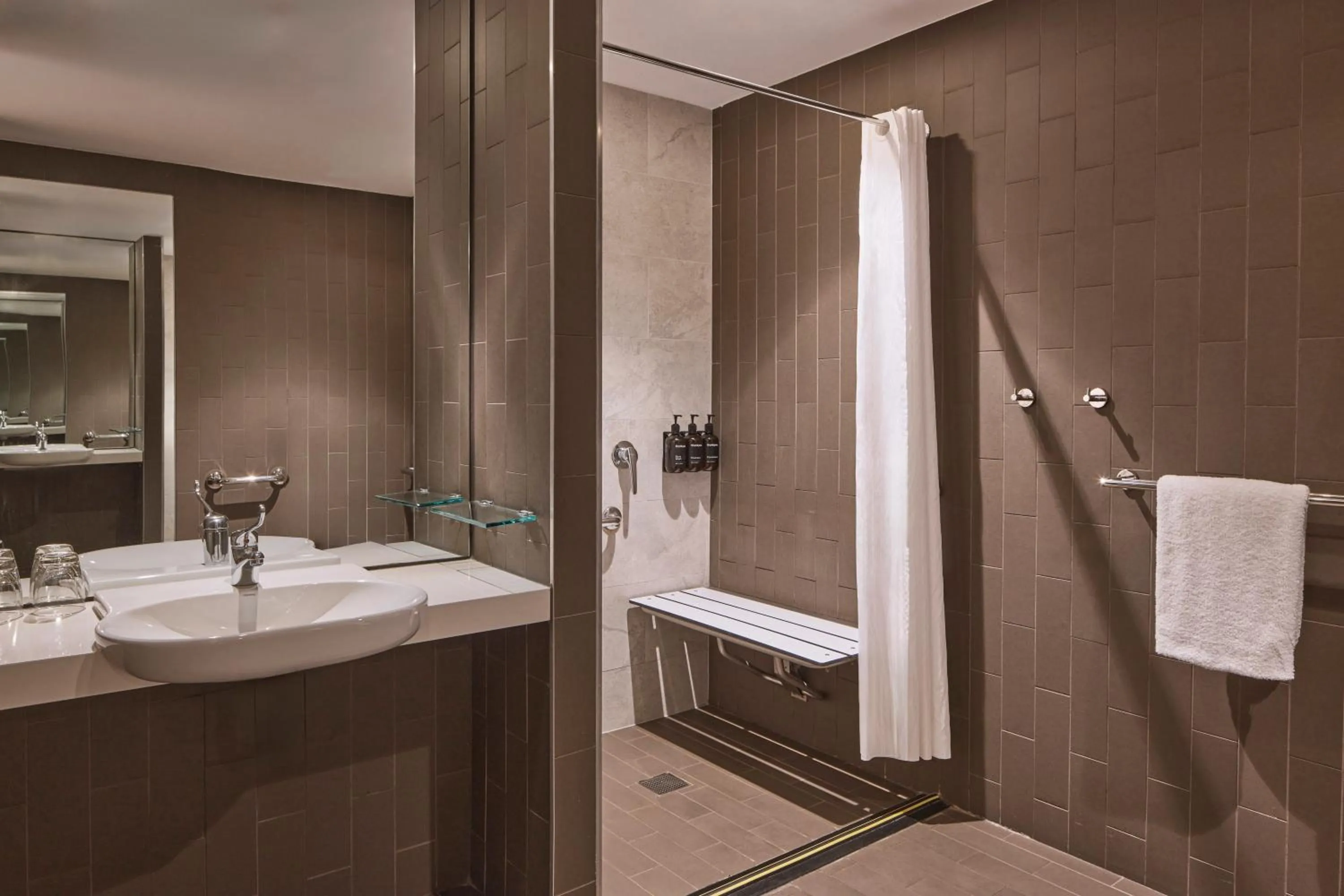 Bathroom in Rydges Sydney Airport Hotel