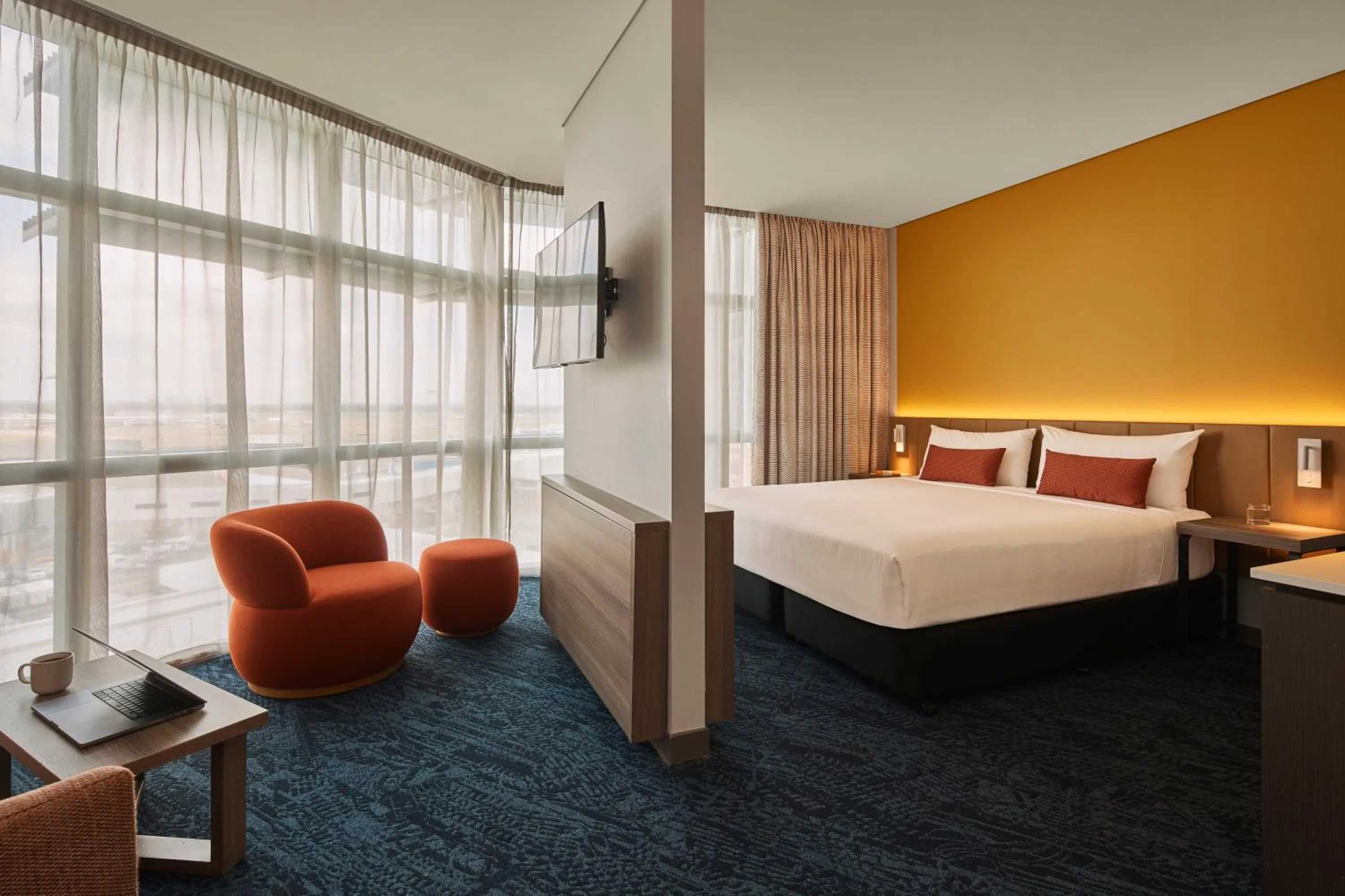 Living room, Bed in Rydges Sydney Airport Hotel