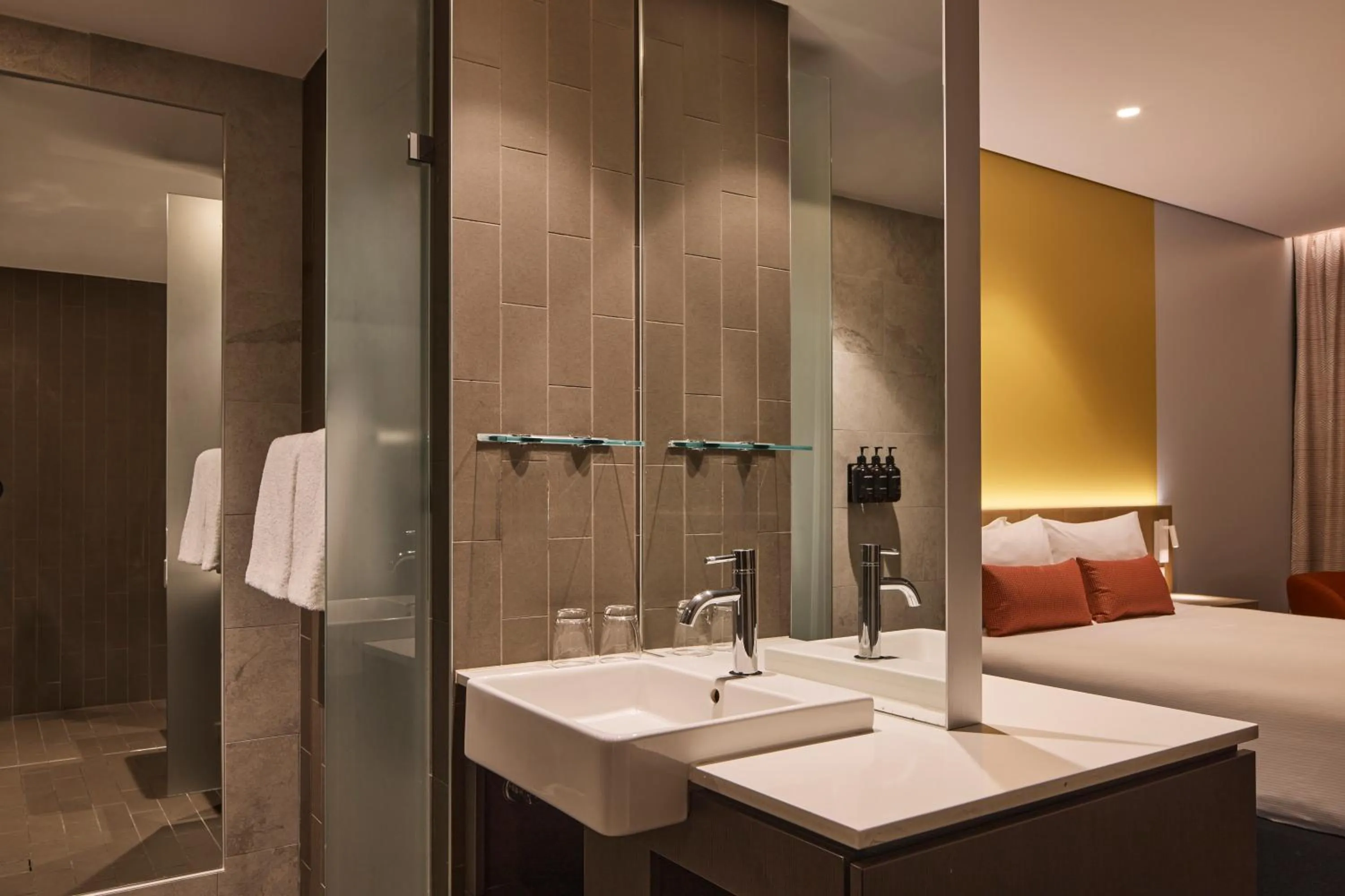 Shower, Bed in Rydges Sydney Airport Hotel