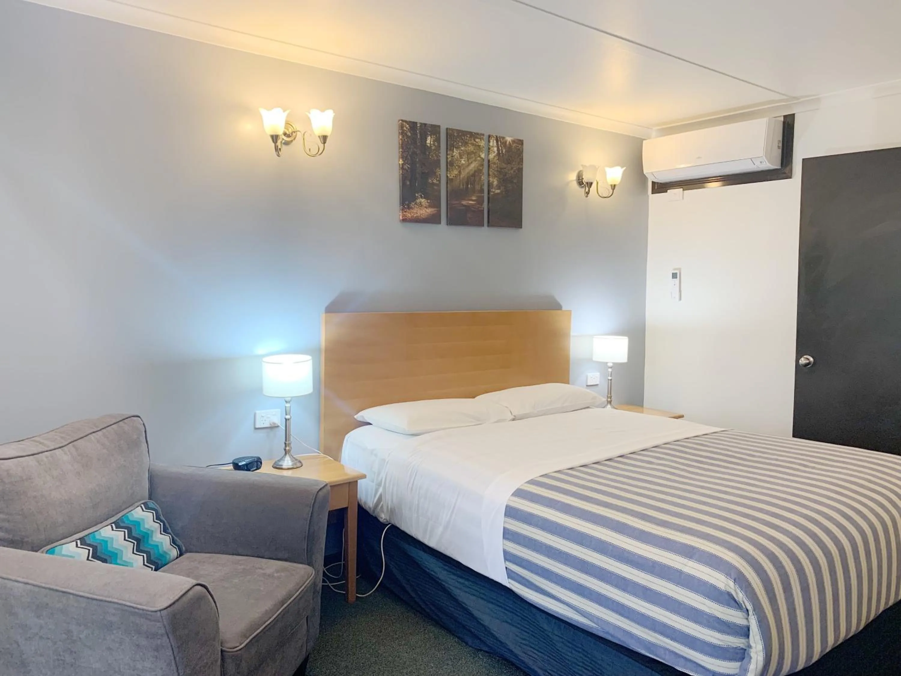 Bedroom, Bed in Statesman Motor Inn