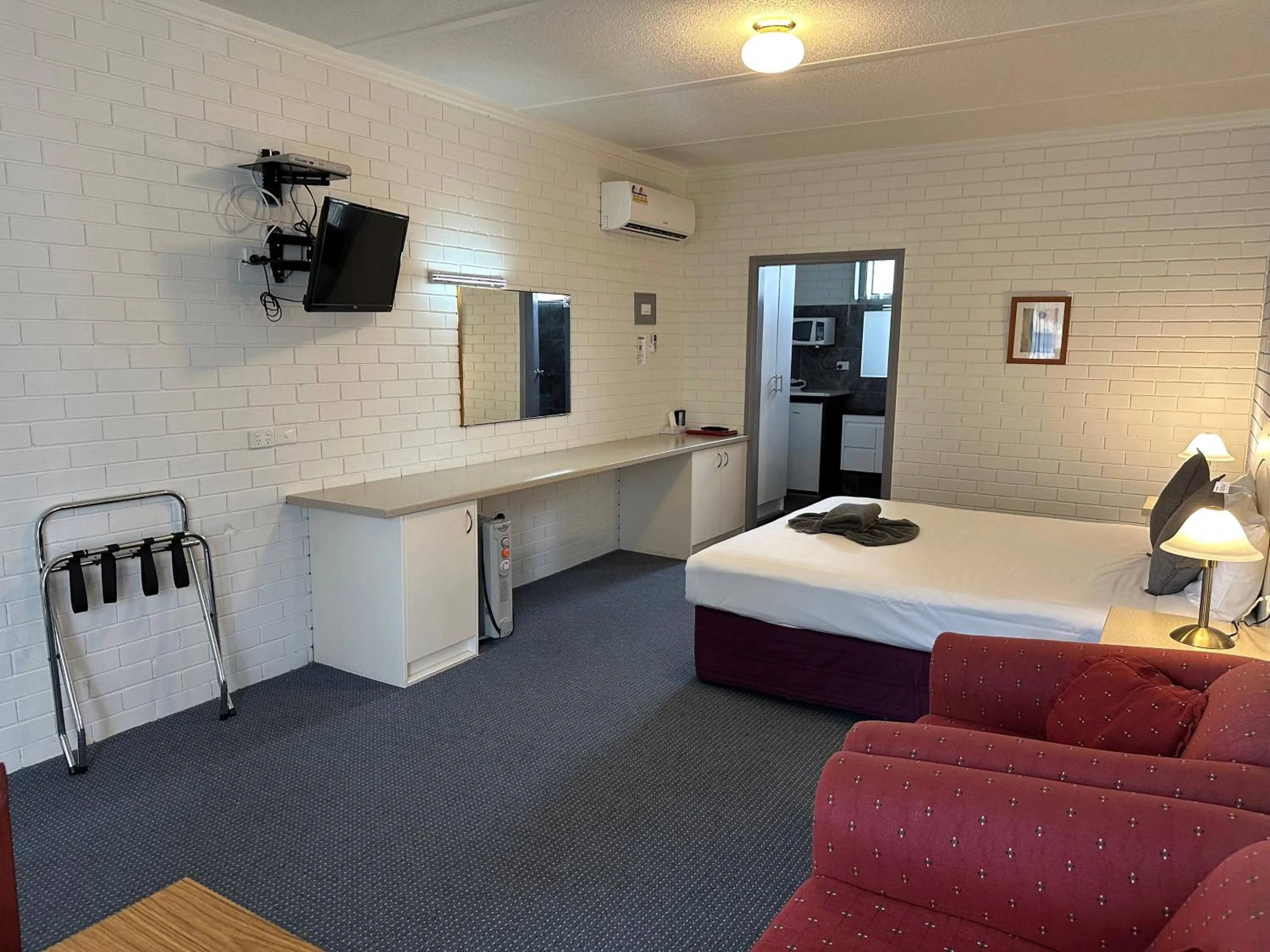 Bedroom, Bed in Statesman Motor Inn