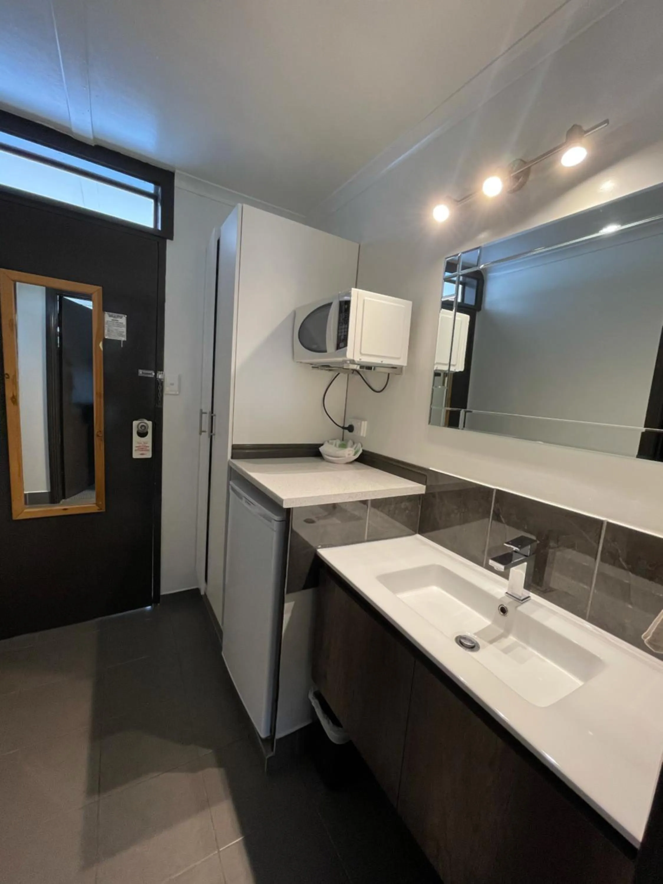 Bathroom in Statesman Motor Inn