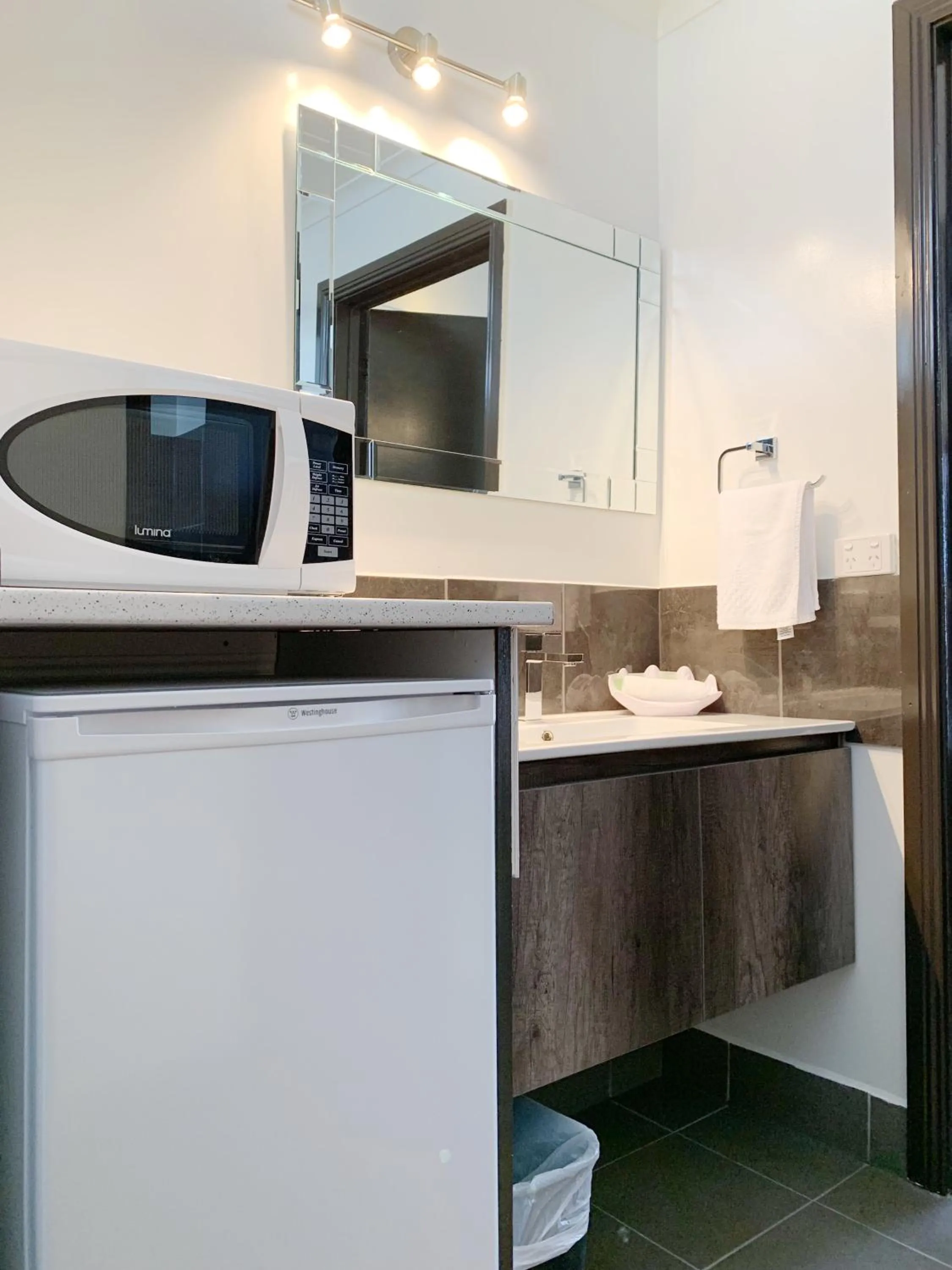 Bathroom in Statesman Motor Inn