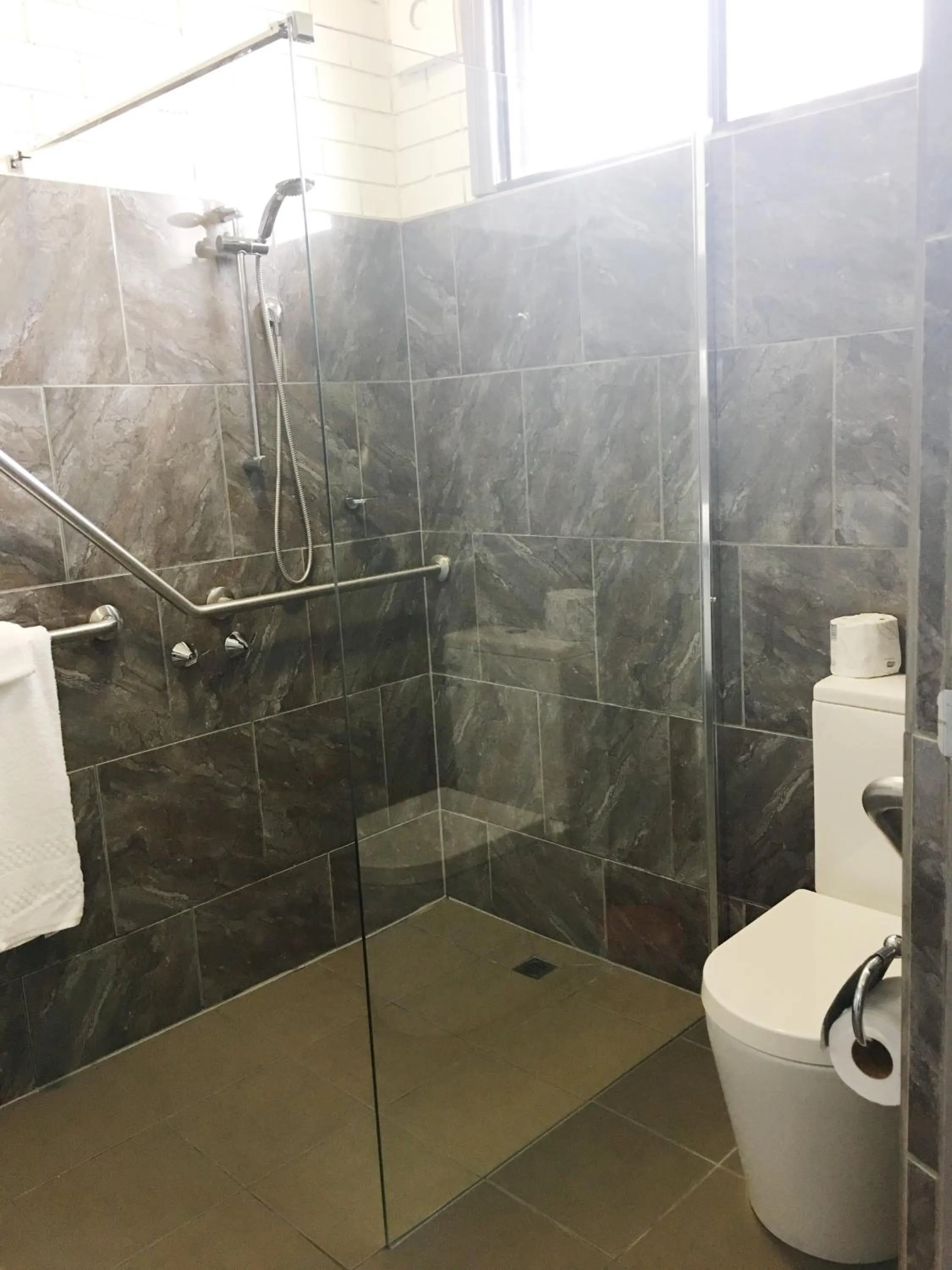Shower in Statesman Motor Inn