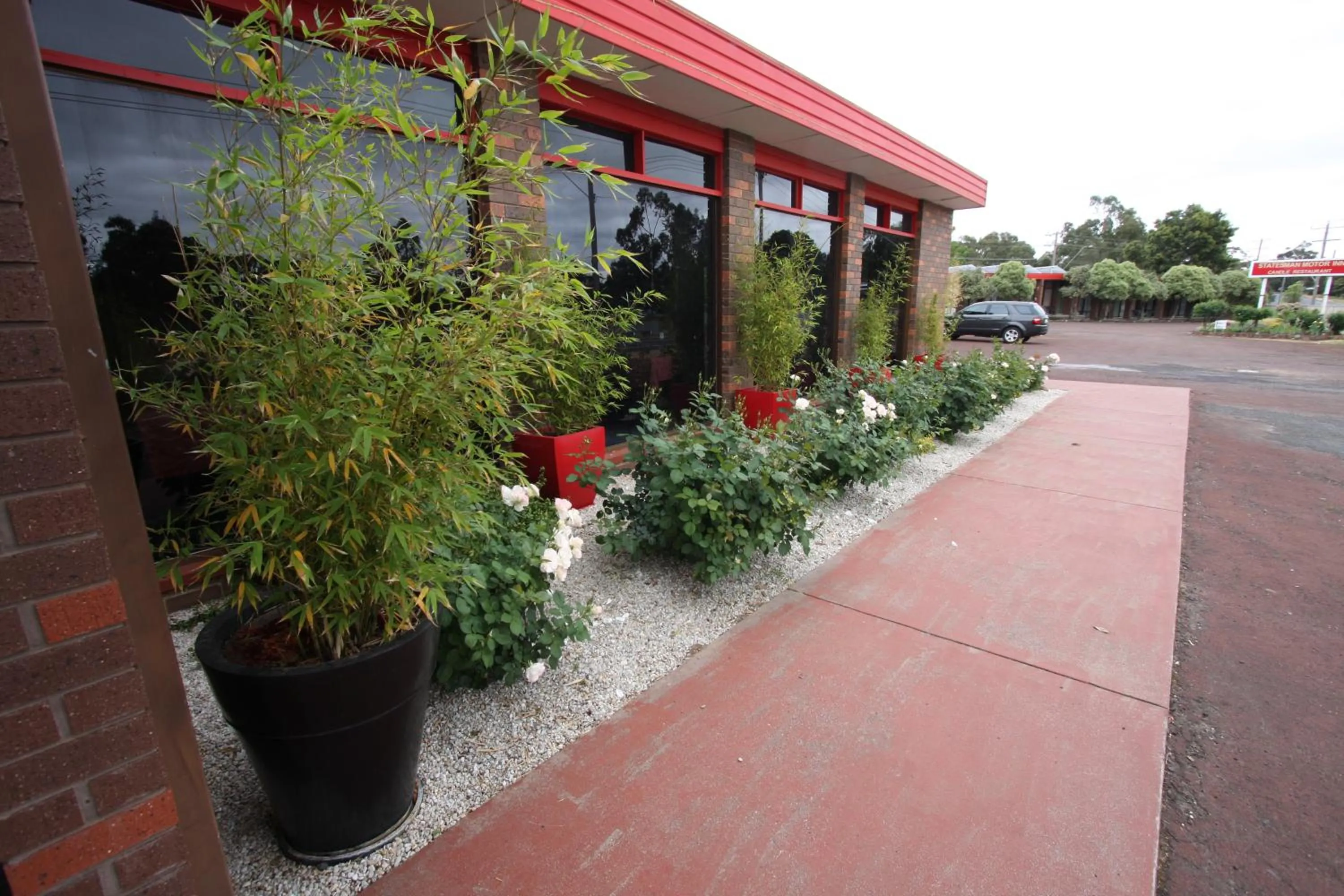 Garden in Statesman Motor Inn