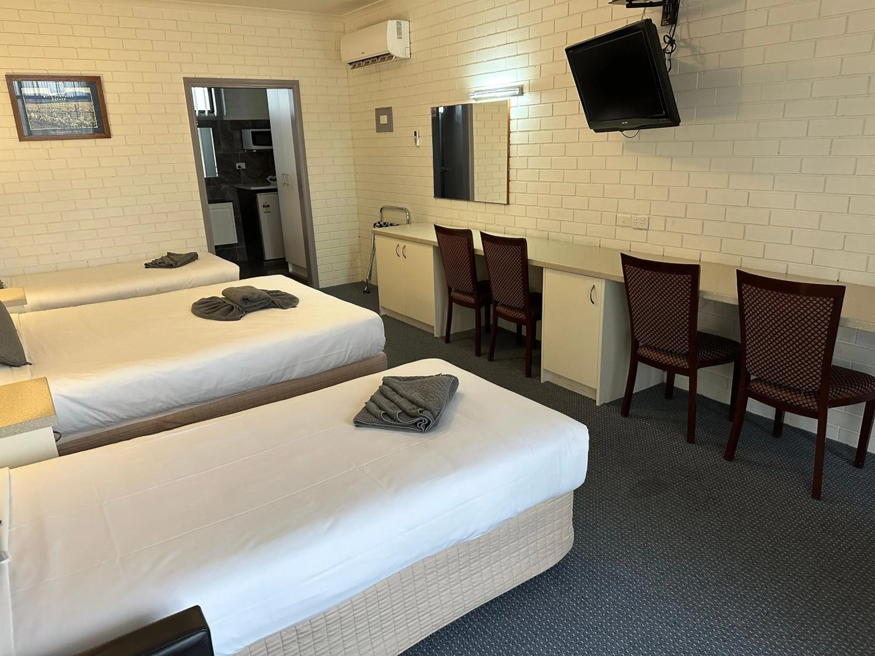 Bedroom, Bed in Statesman Motor Inn