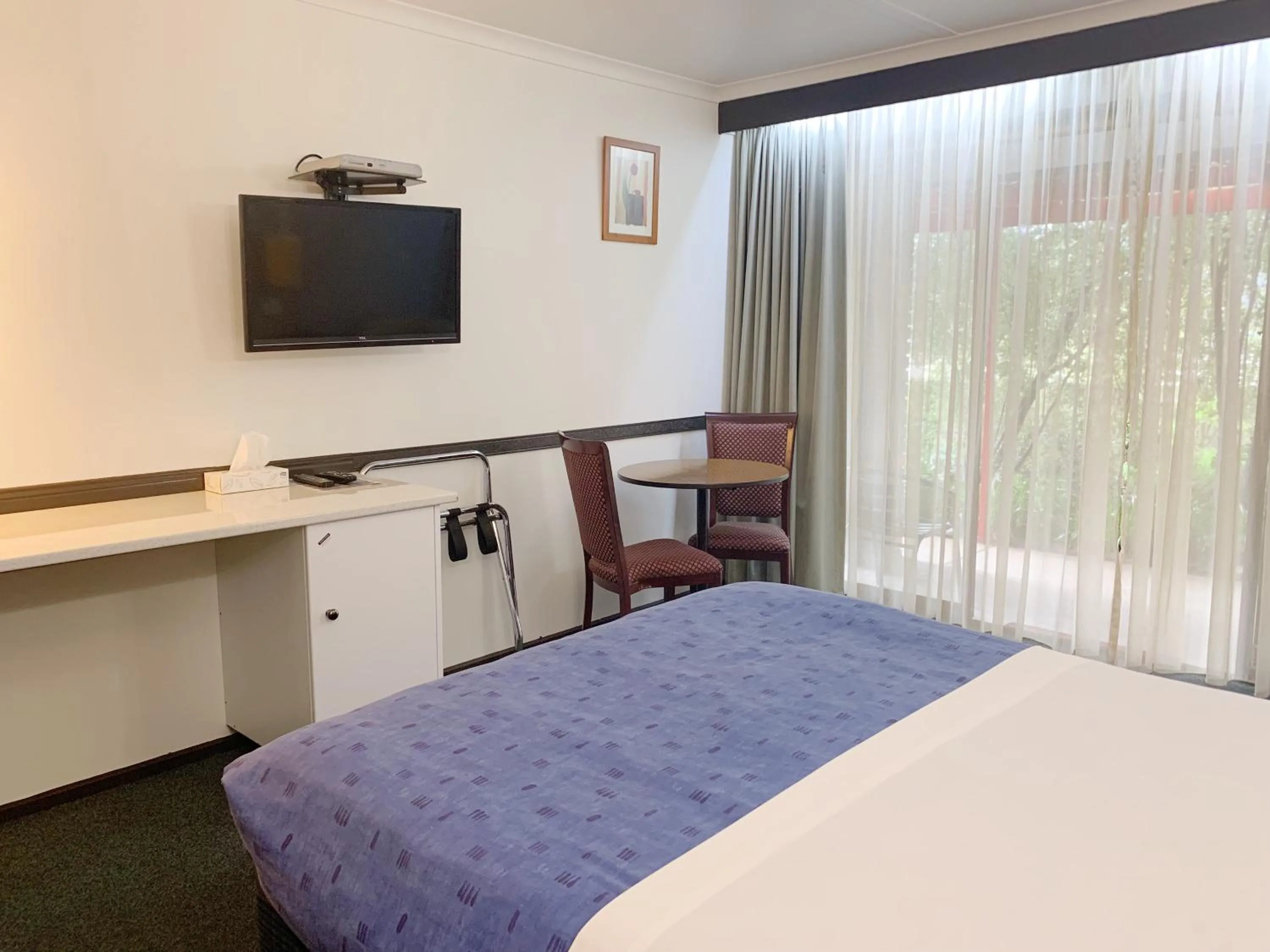 Bedroom, Bed in Statesman Motor Inn