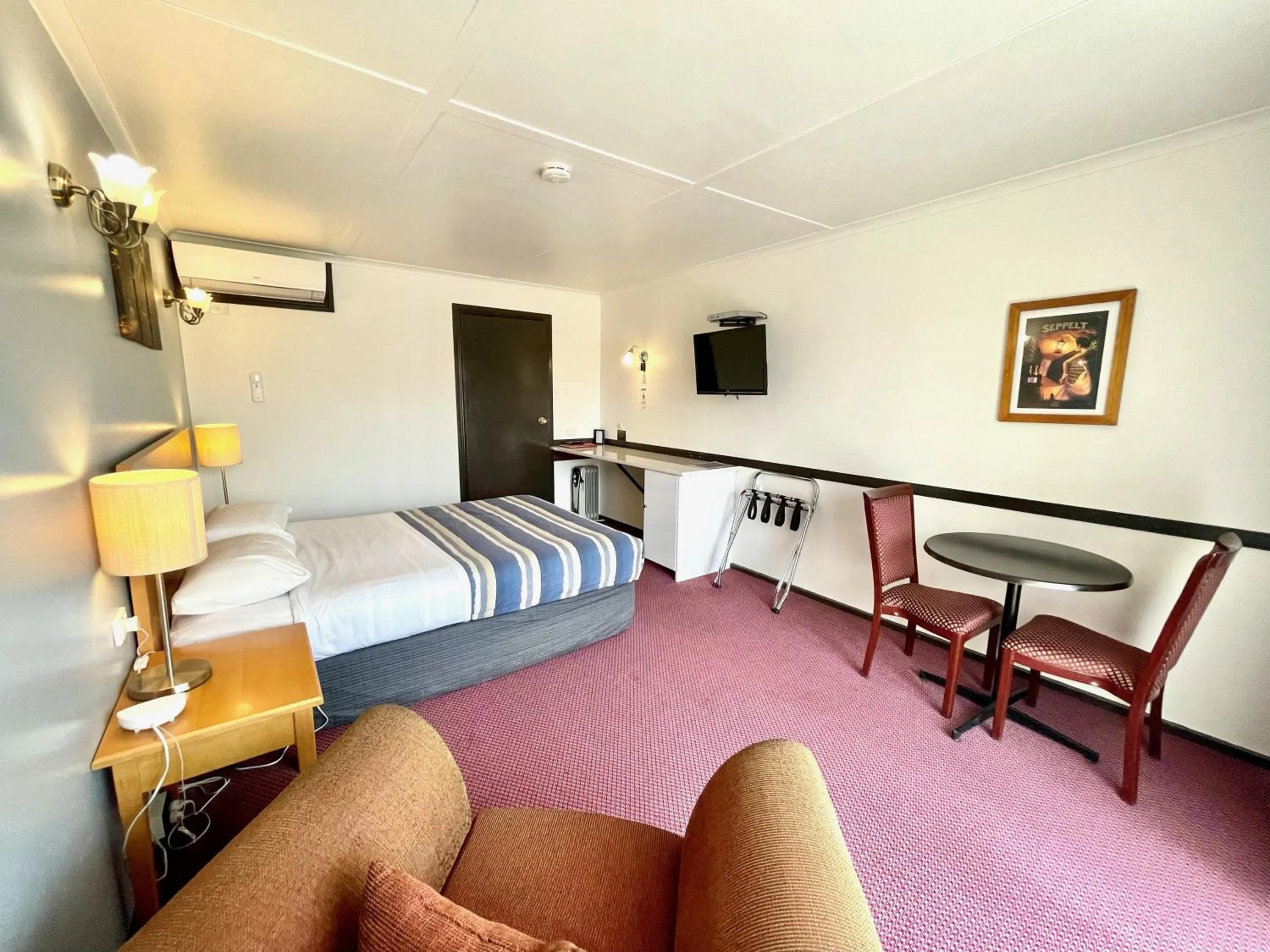 Bedroom, Bed in Statesman Motor Inn