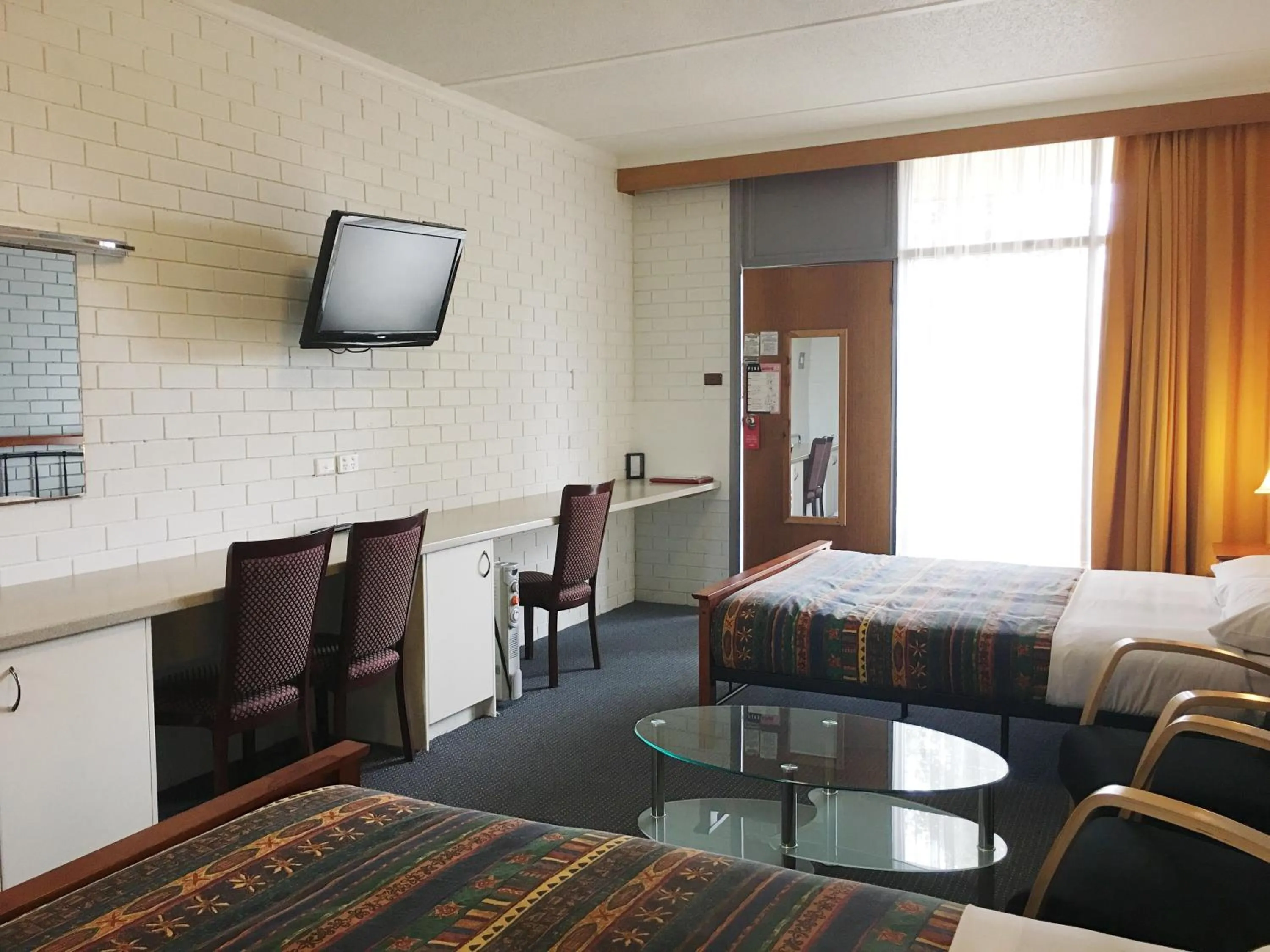 Bedroom, Bed in Statesman Motor Inn