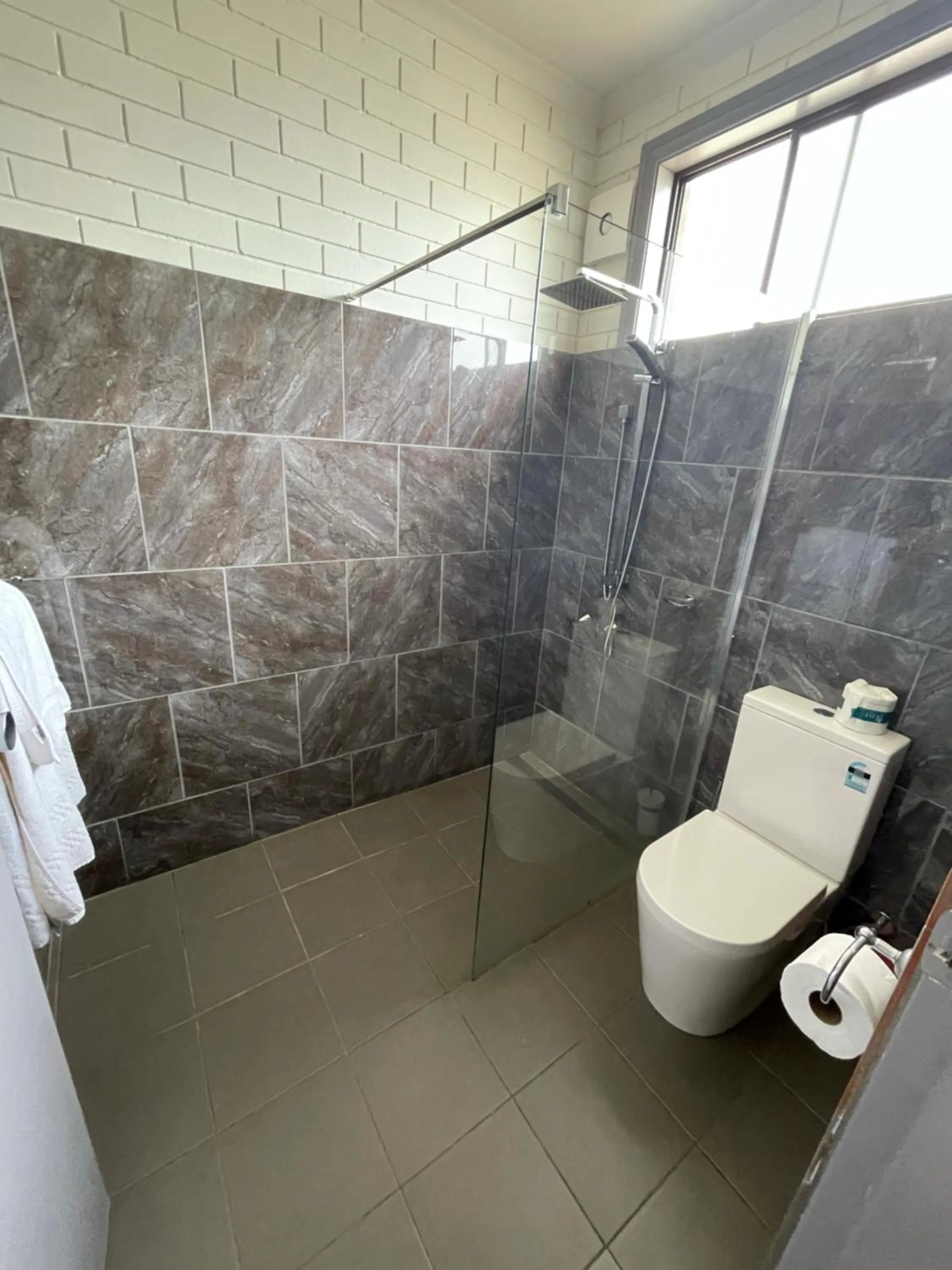 Bathroom in Statesman Motor Inn