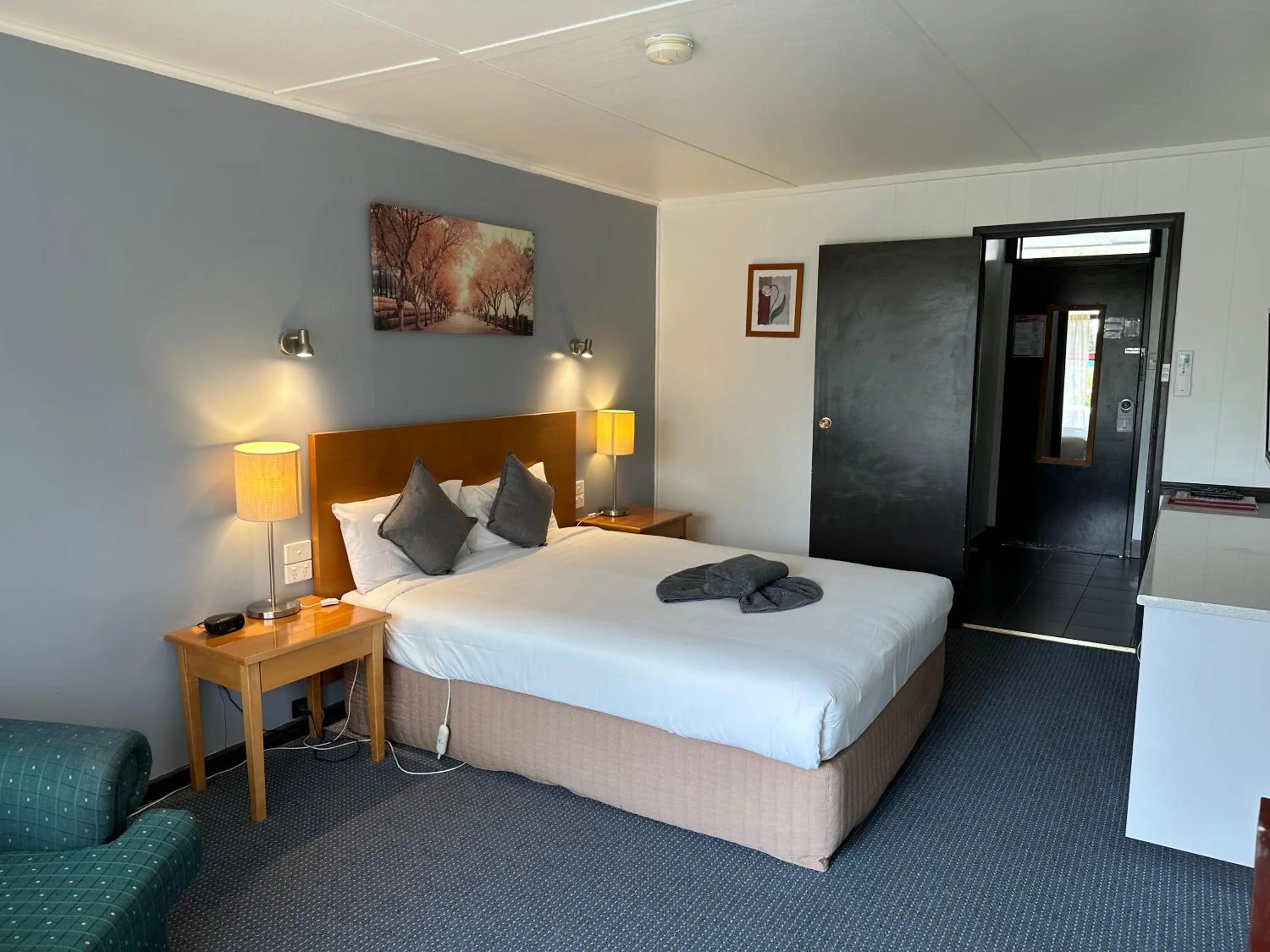 Bedroom, Bed in Statesman Motor Inn