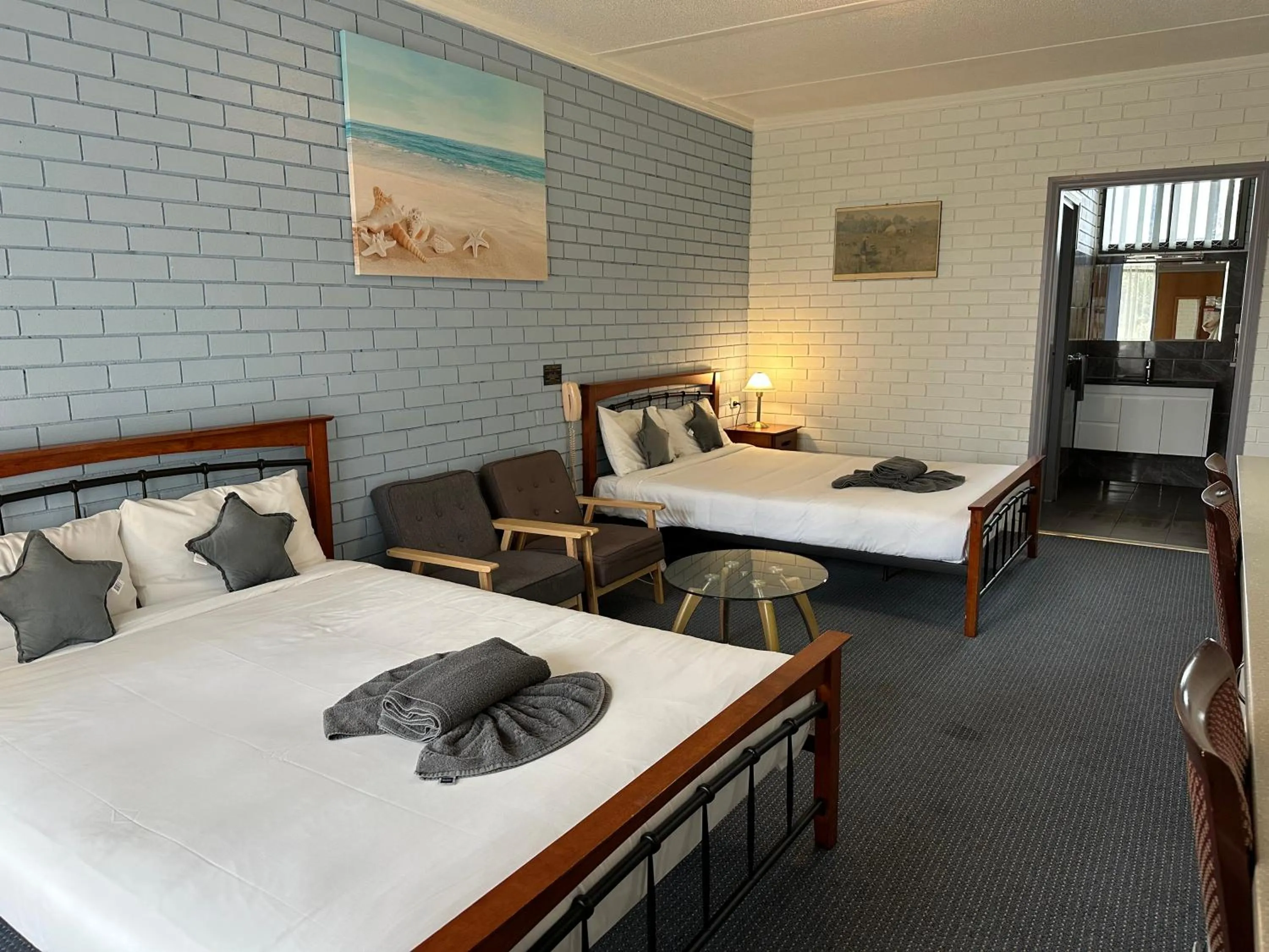 Bedroom, Bed in Statesman Motor Inn